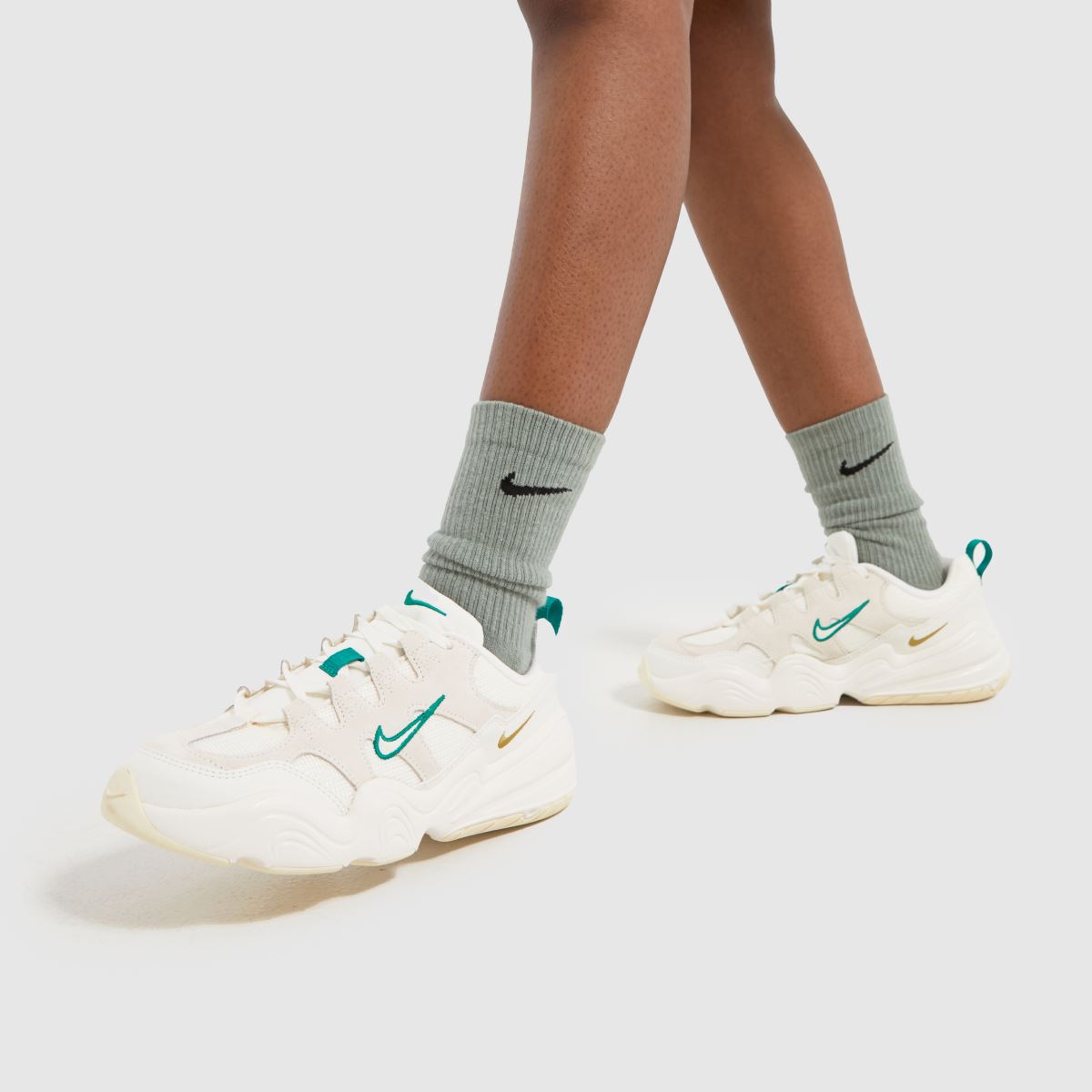 Nike Tech Hera – Vita och beige träningsskor