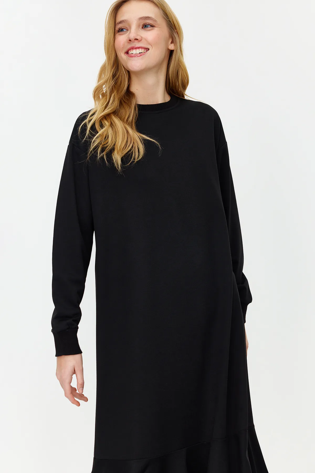 Trendyol Modest  Schwarzes Volant-Strickkleid mit Rundhalsausschnitt und Rock TCTSS22EB0219