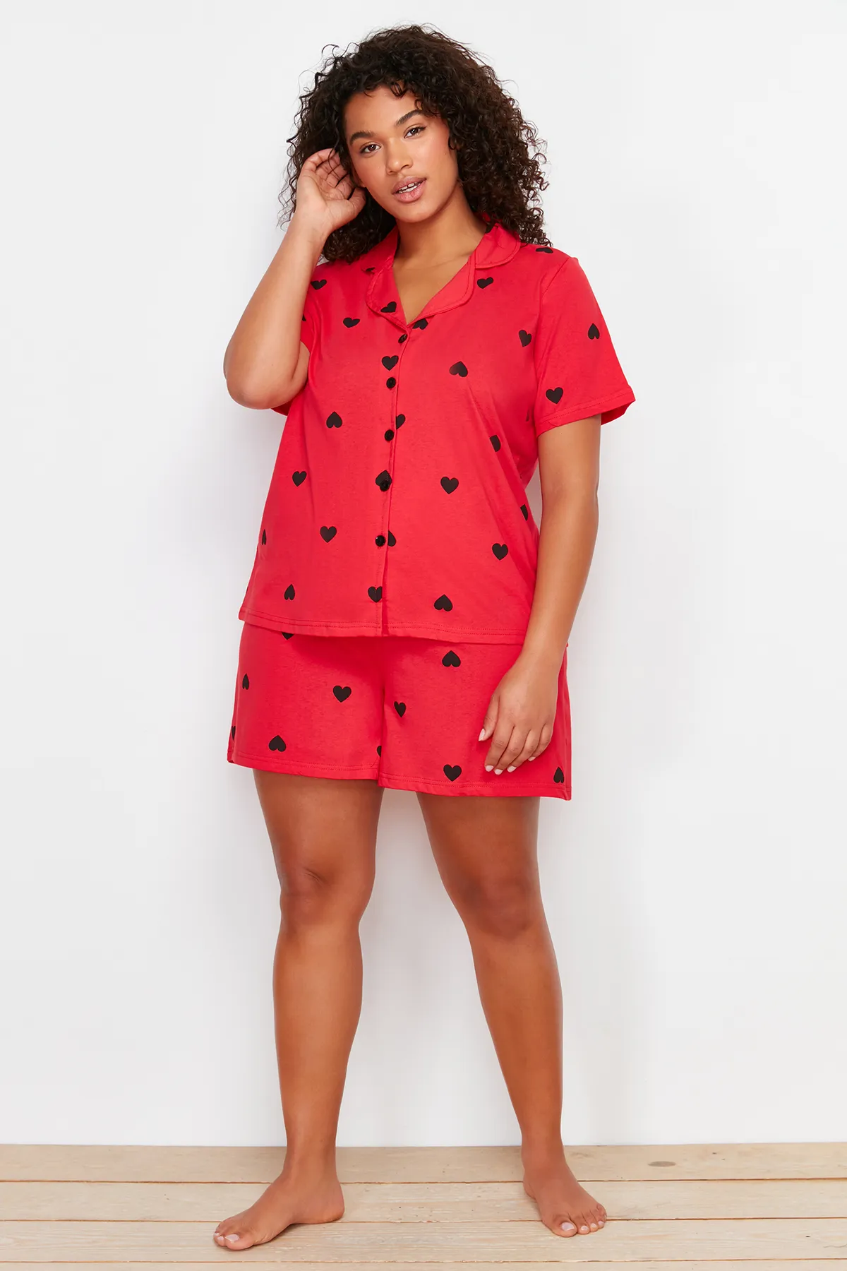 Trendyol Curve  Rotes Pyjama-Set aus Strick mit Herzmuster TBBSS24AI00026