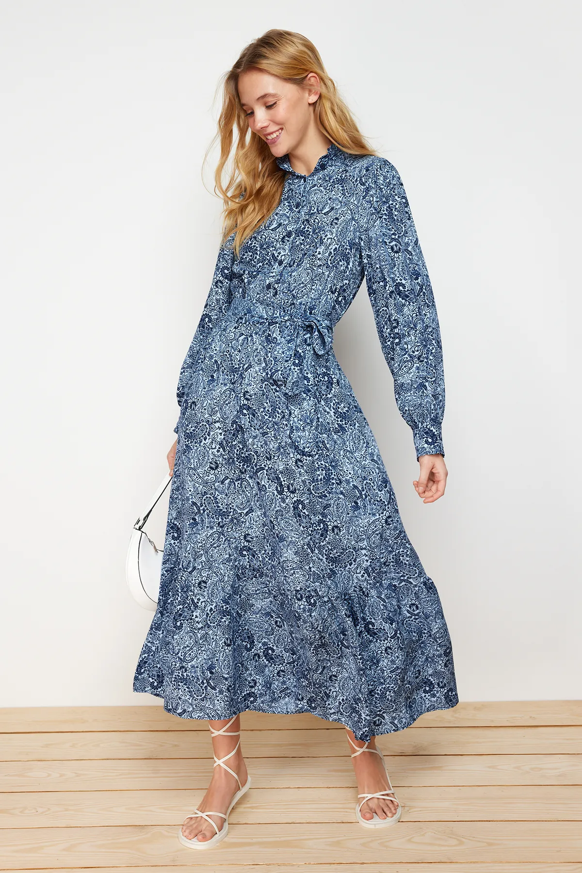 Trendyol Modest  Blaues, geblümtes Viskose-Webkleid TCTSS24EB00074