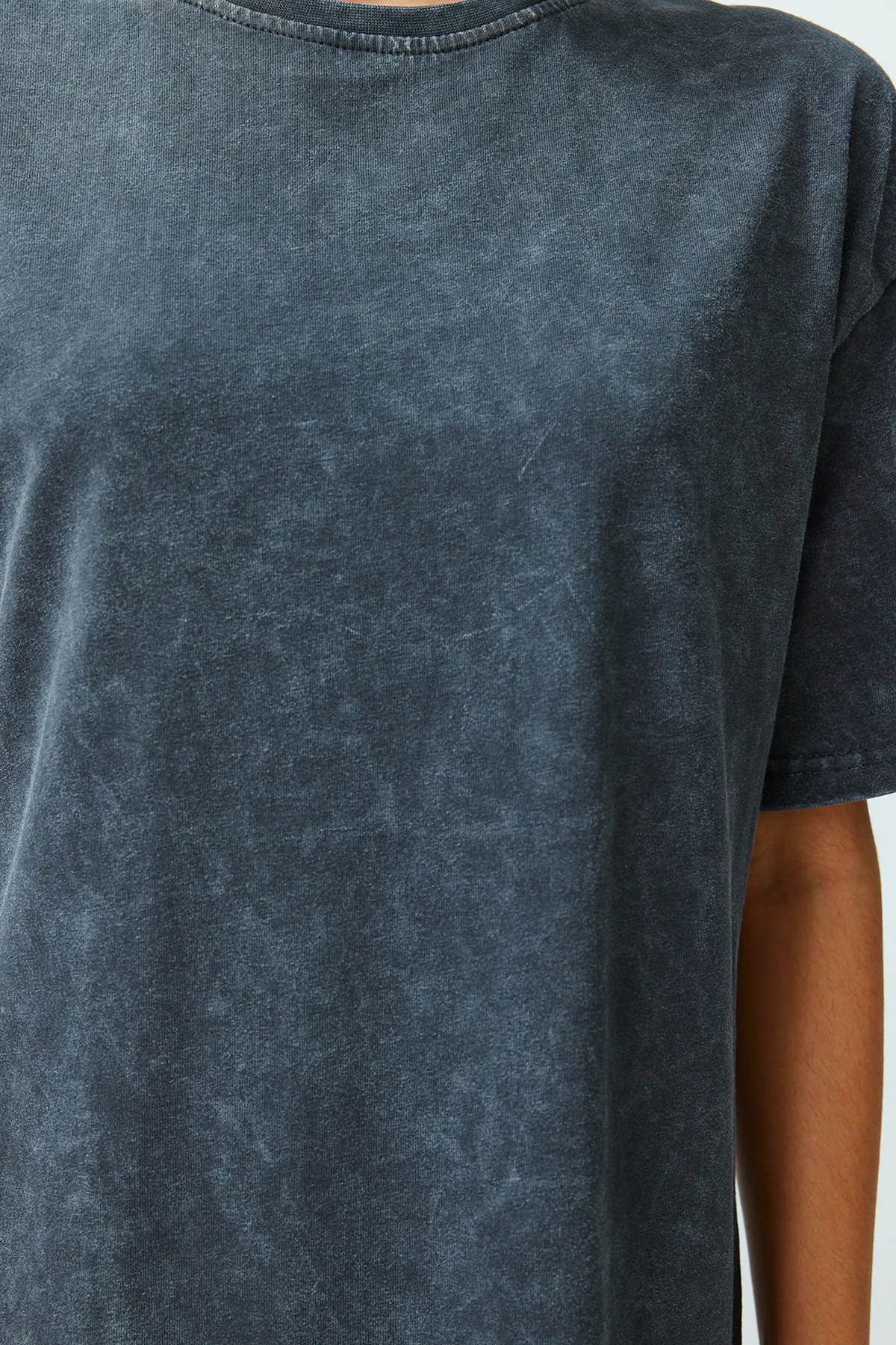 Trendyol Collection  Anthrazitfarbenes, 100 % Baumwolle, geschlitztes T-Shirt-Kleid mit Used-Look und bequemer Passform TWOSS24EL00140