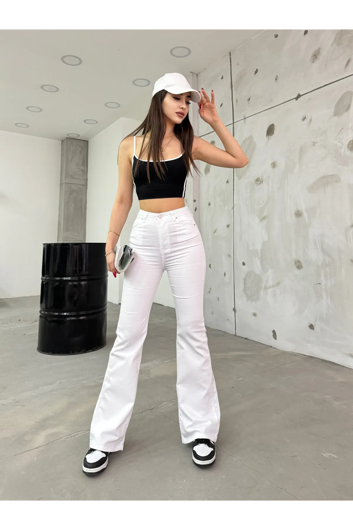 BİKELİFE  Weiße, flexible Lycra-Hose mit ausgestelltem Bein für Damen