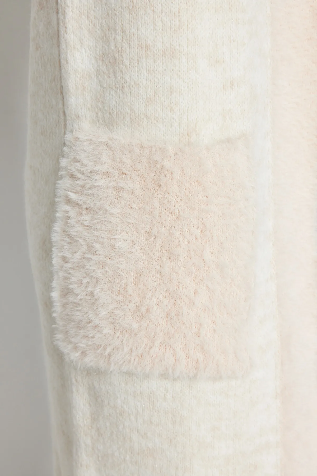 Trendyol Collection  Ecrufarbener, pelziger Midi-Strickcardigan mit weiter Passform TWOAW24HI00107