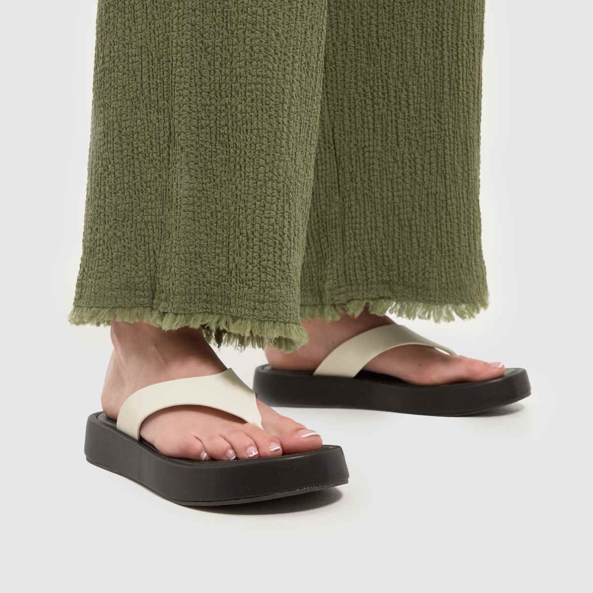 Schuh Tabitha lábujjas tanga szandál fehér színben