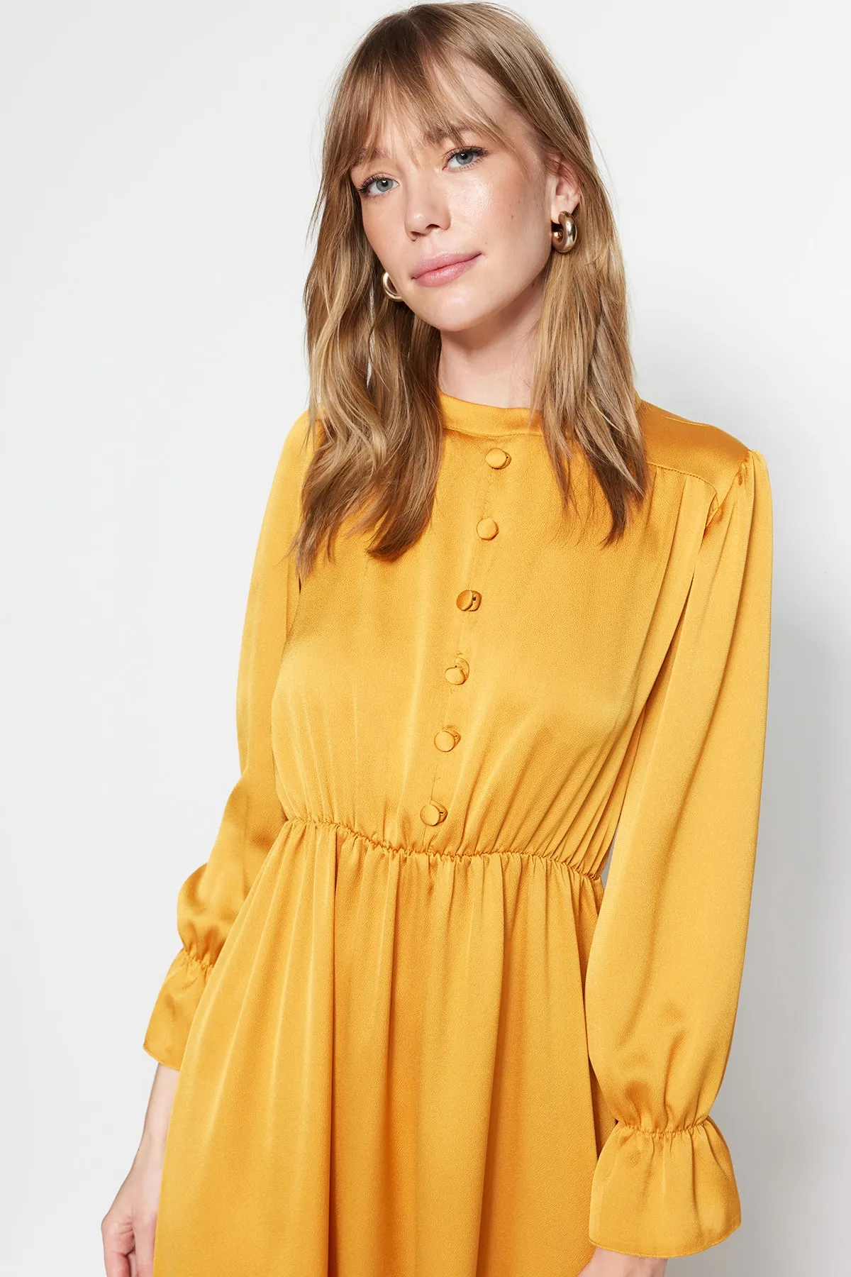 Trendyol Modest  Senfgelbes Abendkleid aus Satin mit Brit-Details TCTSS22EB0090