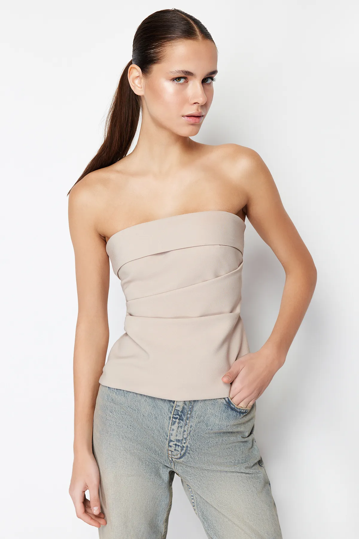 Trendyol Collection  Nerzfarbene, trägerlose, figurbetonte Webbluse TWOSS24BZ00348