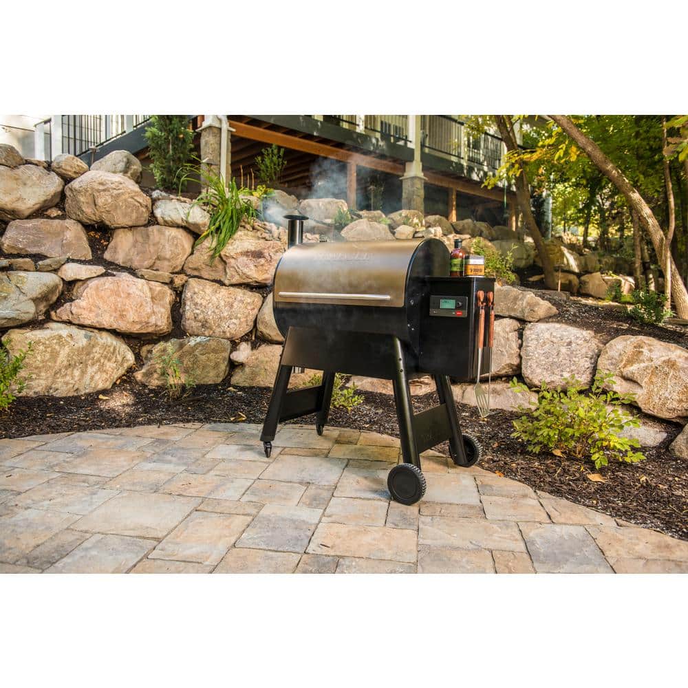 Pro 780 Wifi Pellet Grill and Smoker in Bronze
