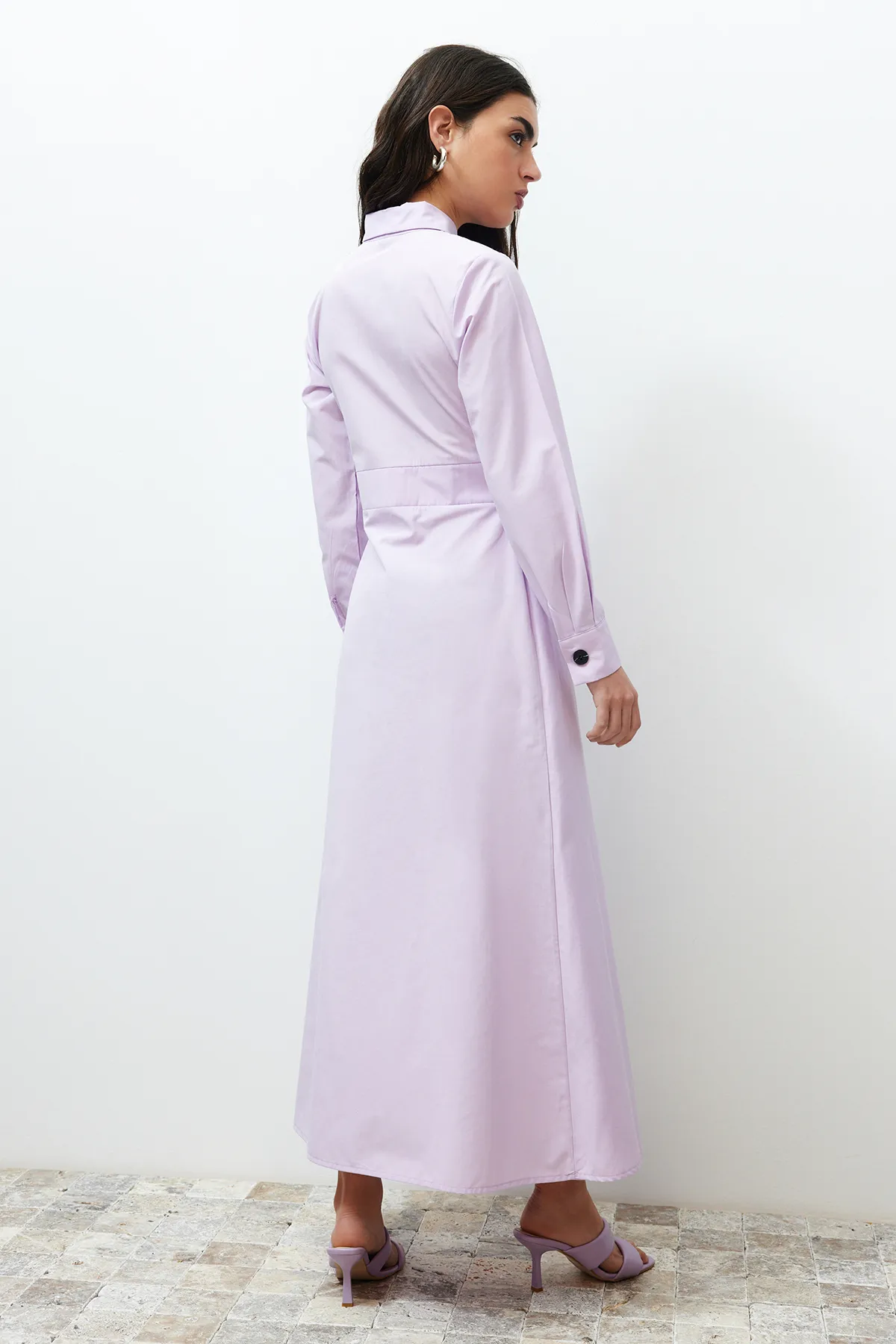 Trendyol Modest  Lila Hemdkragen-Knopfdetail, einfarbig gewebtes Kleid TCTSS24EB00116