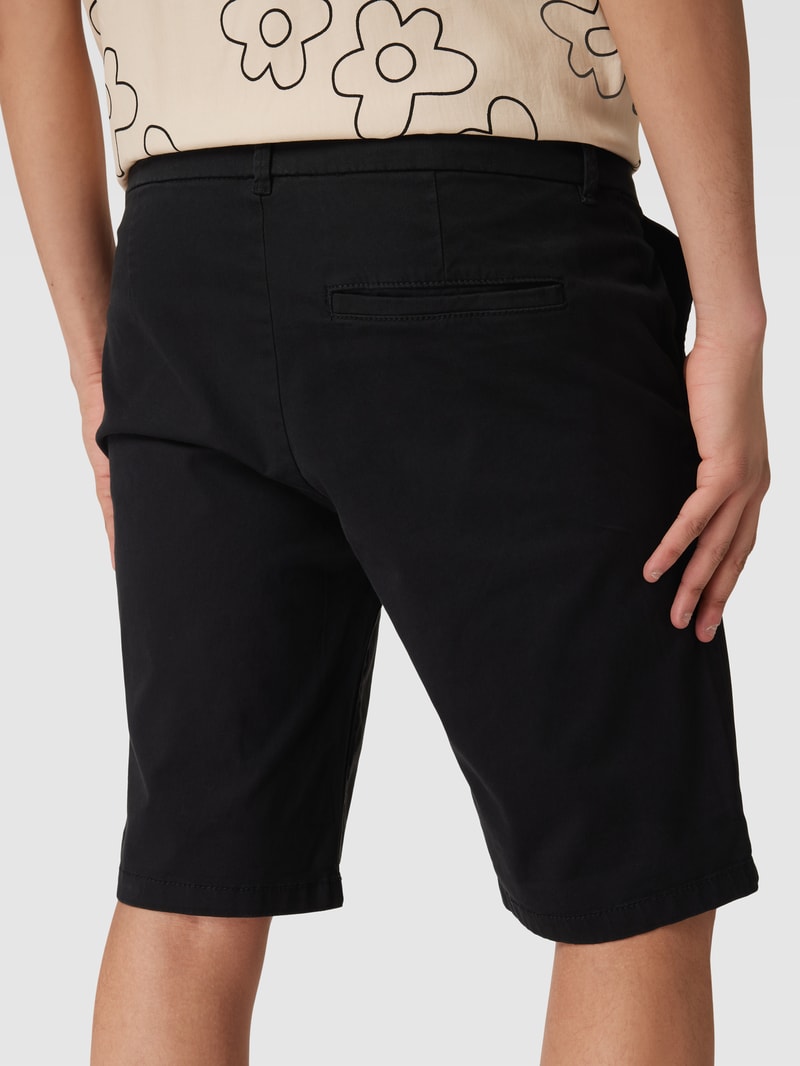 Slim Fit Chino-Shorts mit Eingrifftaschen in schwarz