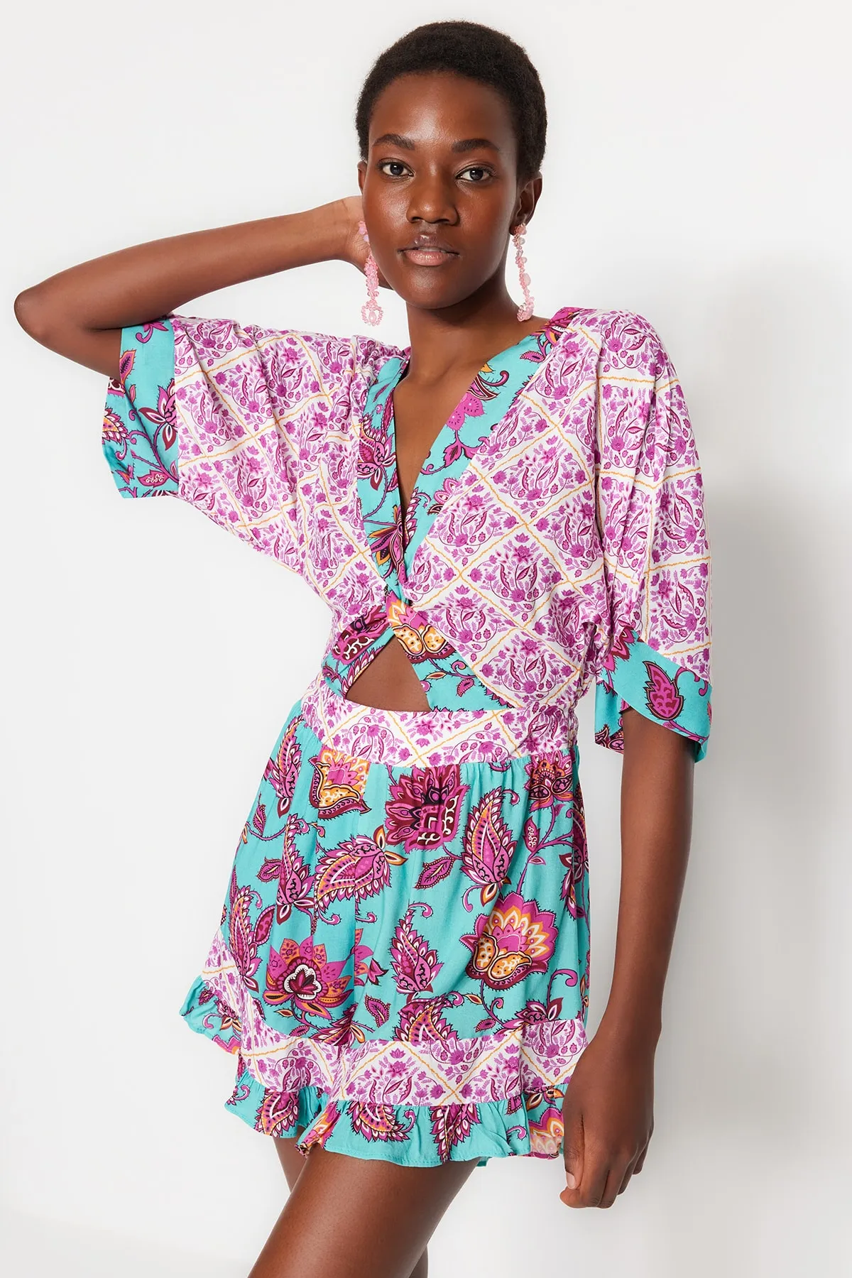 Trendyol Collection  Blumengemusterter, gewebter Overall mit Ausschnitten/Fenstern TBESS23EL00017