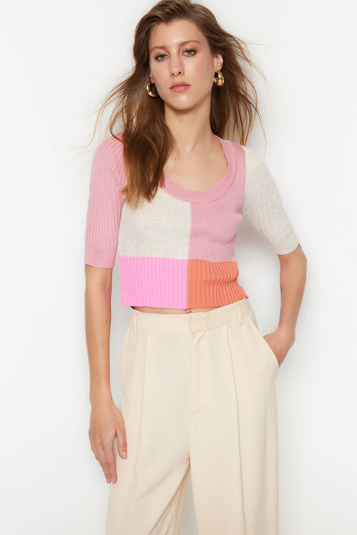 Trendyol Collection  Lachsfarbener, kurzer Strickpullover mit Farbblockdesign TWOSS23KZ00003