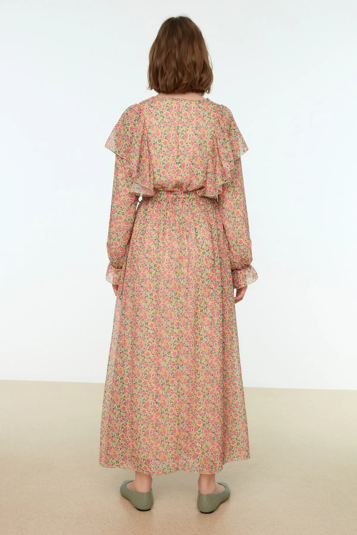 Trendyol Modest  Mehrfarbiges Kleid aus gewebtem Chiffon mit Blumenmuster, Gürtel, Schwungrad-Details und Futter TCTSS22EB0146