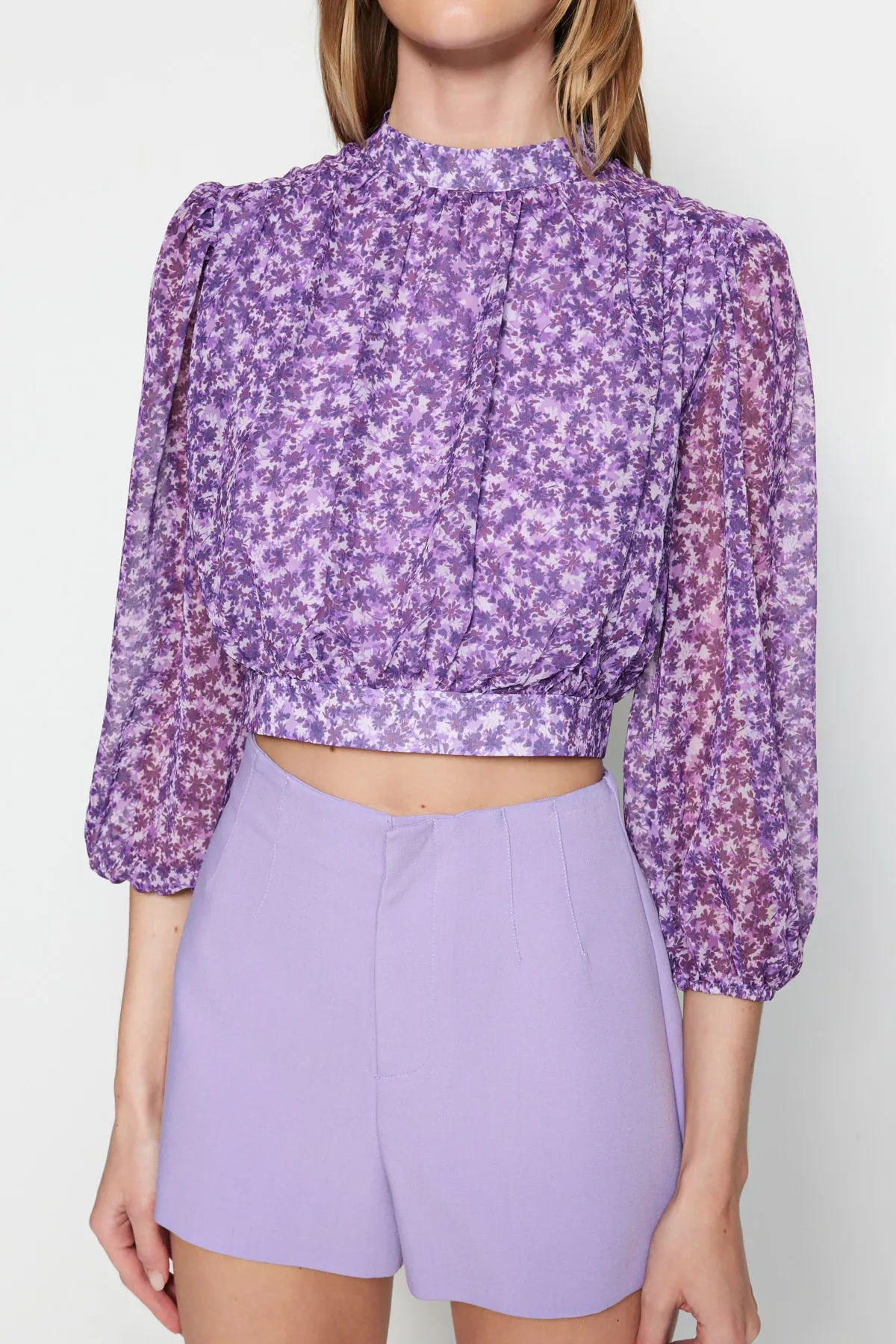 Trendyol Collection  Lila geblümte, kurze, gewebte Bluse mit hohem Kragen TWOSS23BZ00397