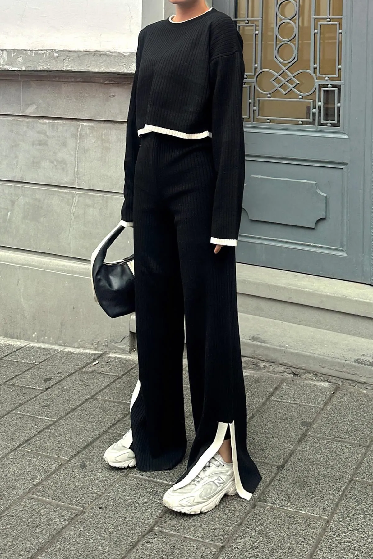 Swist  Schwarzes, interstitielles, gestreiftes, geschlitztes Strick-Crop-Hose-Strickwaren-Bottom-Top-Set für Damen