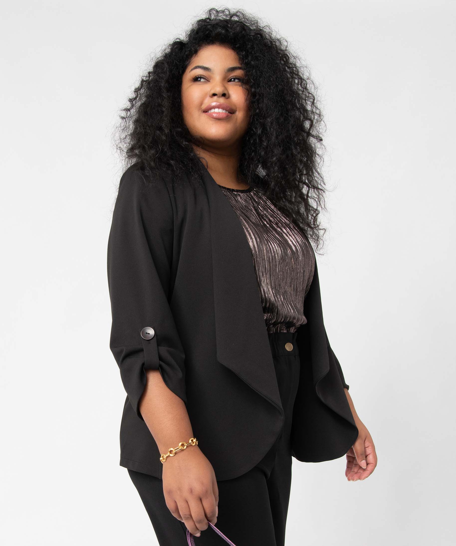 Veste femme grande taille porté ouvert avec manches 3/4 noir | GEMO