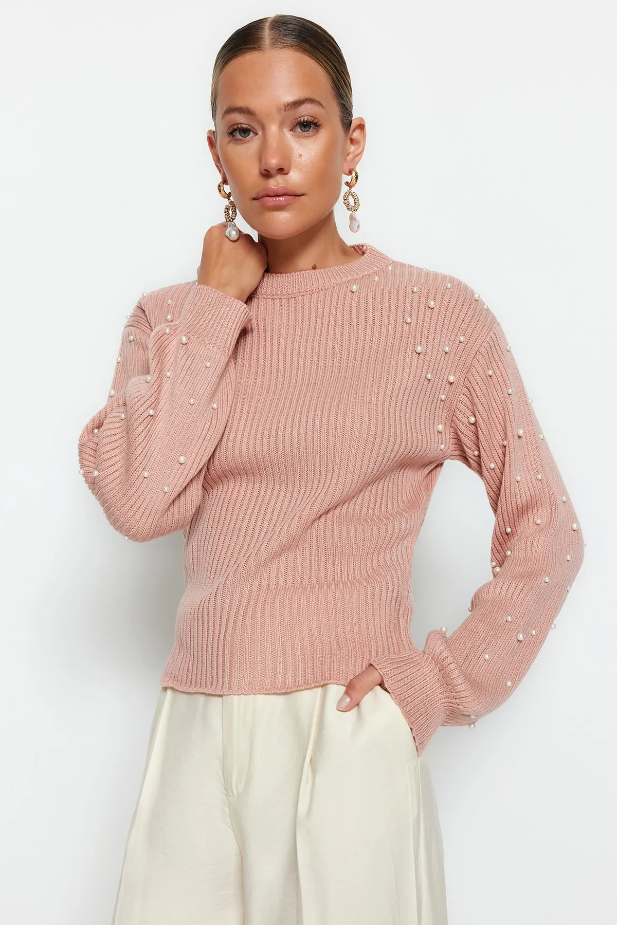 Trendyol Collection  Pullover mit Rundhalsausschnitt und Perlendetail in Puder TWOAW22KZ1493