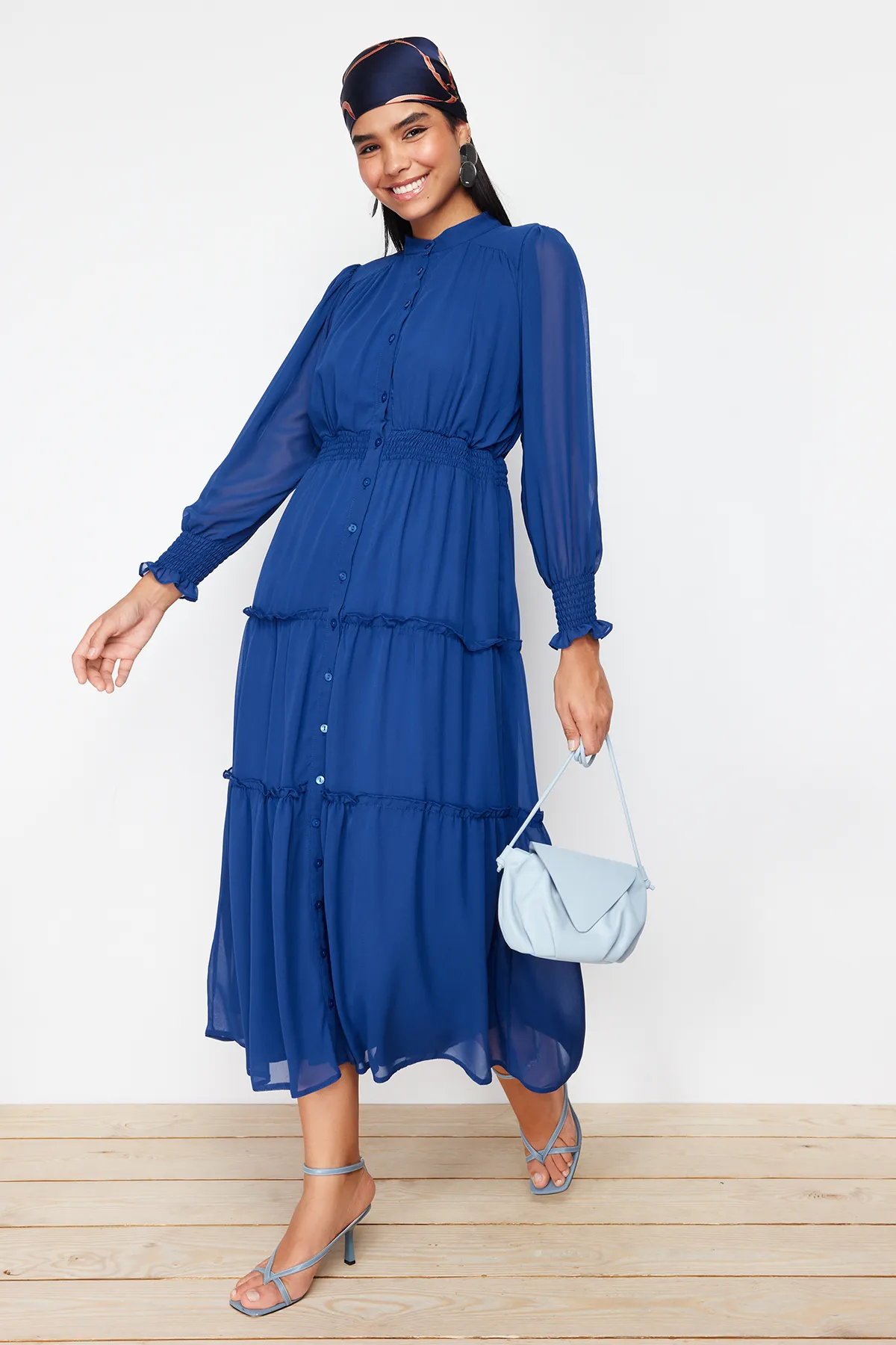 Trendyol Modest  Gefüttertes, gewebtes Chiffon-Hemdkleid mit Indigo-Ärmeln und Gipe-Detail an der Taille TCTSS24EB00046