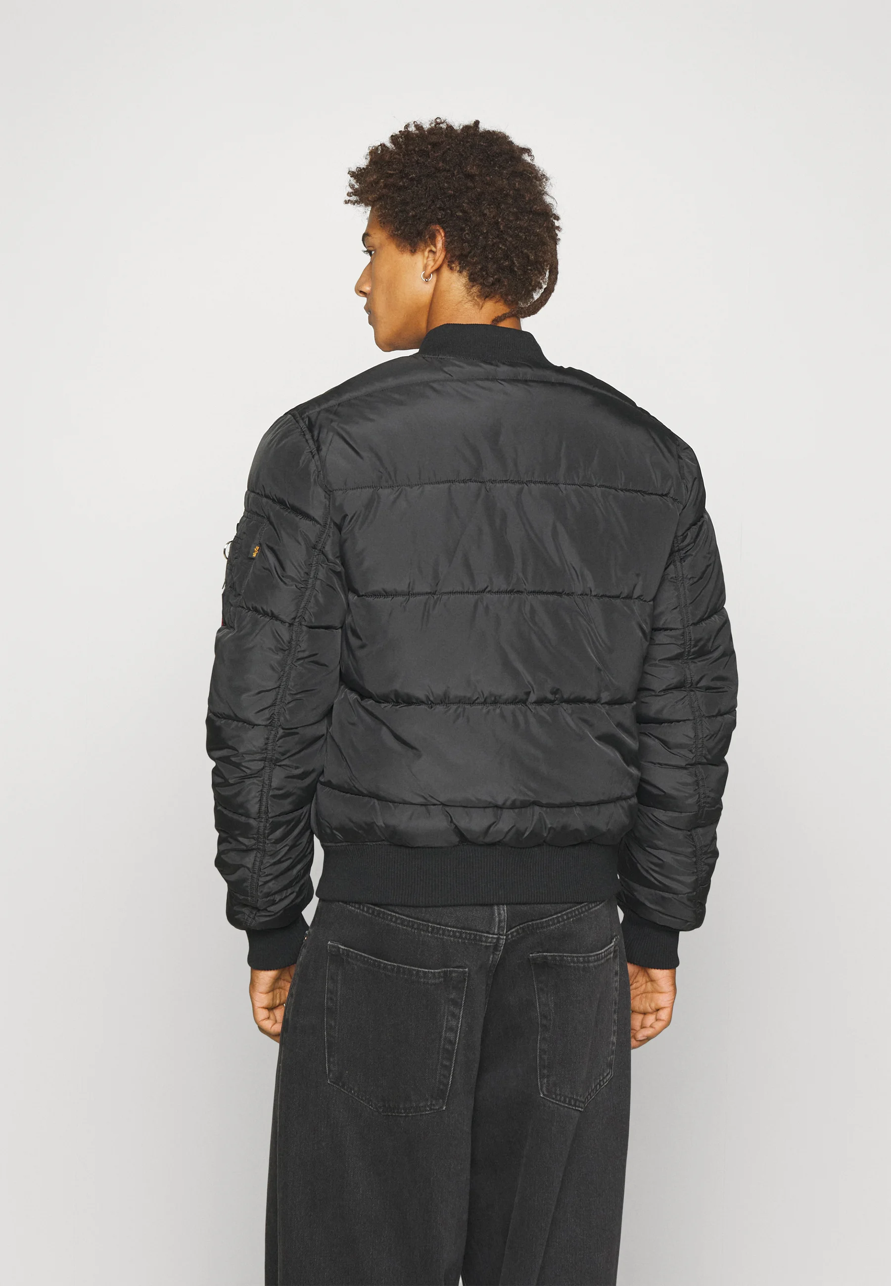 Chaqueta bomber acolchada MA-1 de Alpha Industries