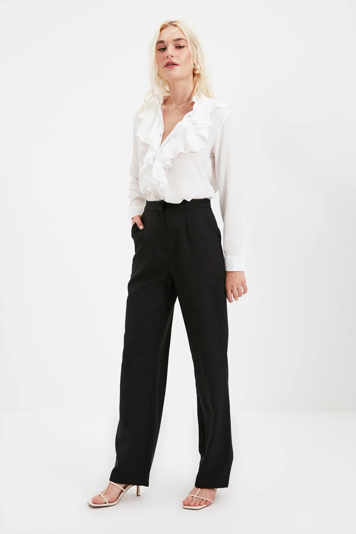 Trendyol Collection  Schwarze plissierte Webhose mit weitem Bein TWOSS21PL0155