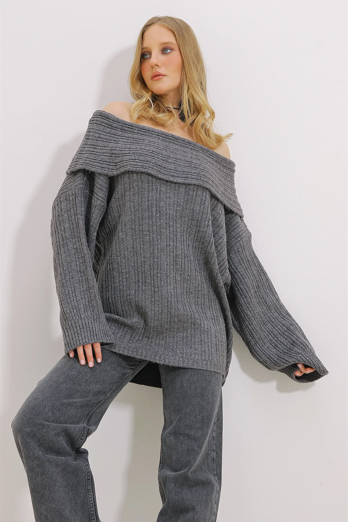 Trend Alaçatı Stili  Anthrazitfarbenes, geripptes Oversize-Sweatshirt mit Madonna-Kragen für Damen ALC-X11370