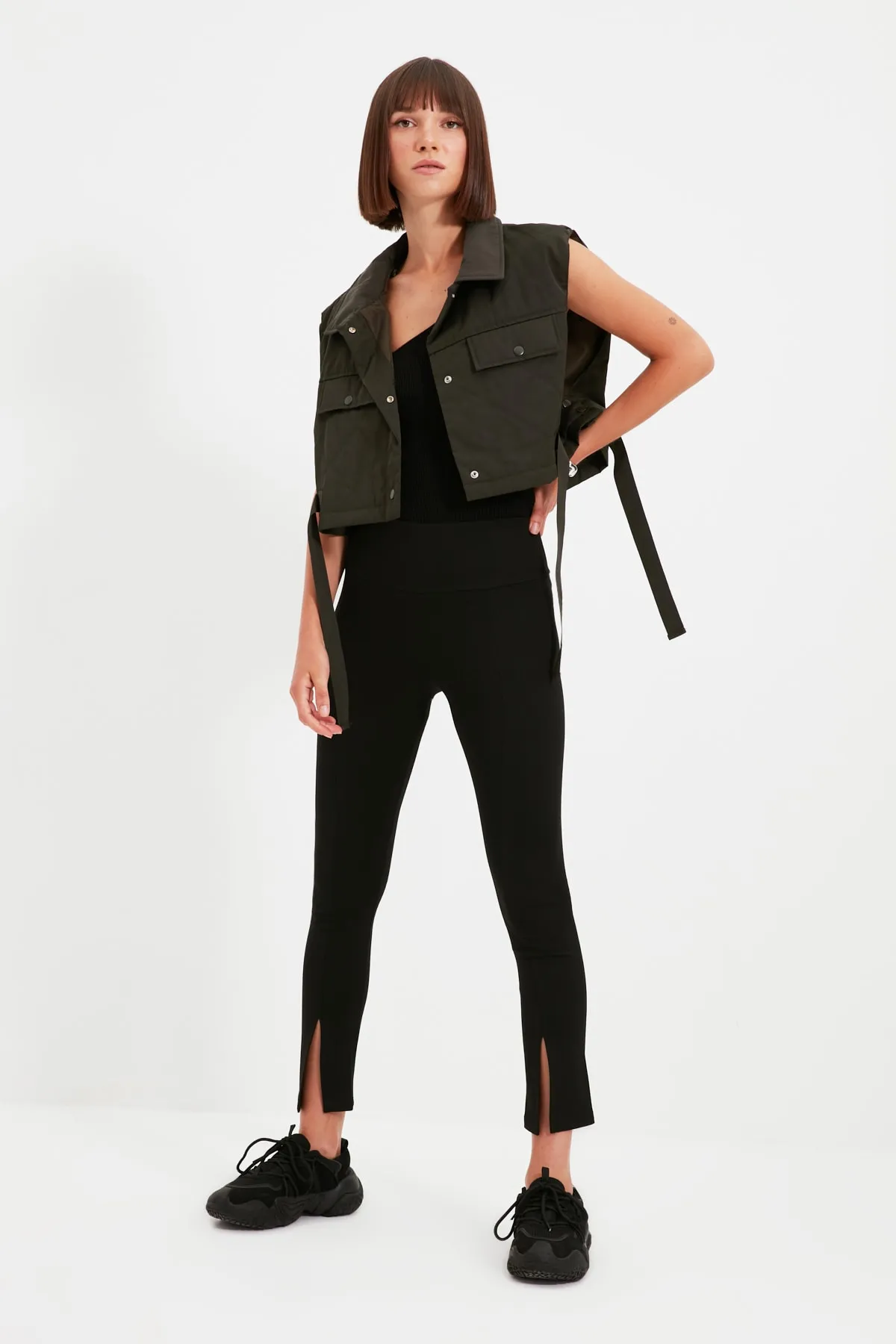 Trendyol Collection  Schwarze Strick-Leggings mit hoher Taille und Schlitzdetail auf der Vorderseite TWOAW22TA0004