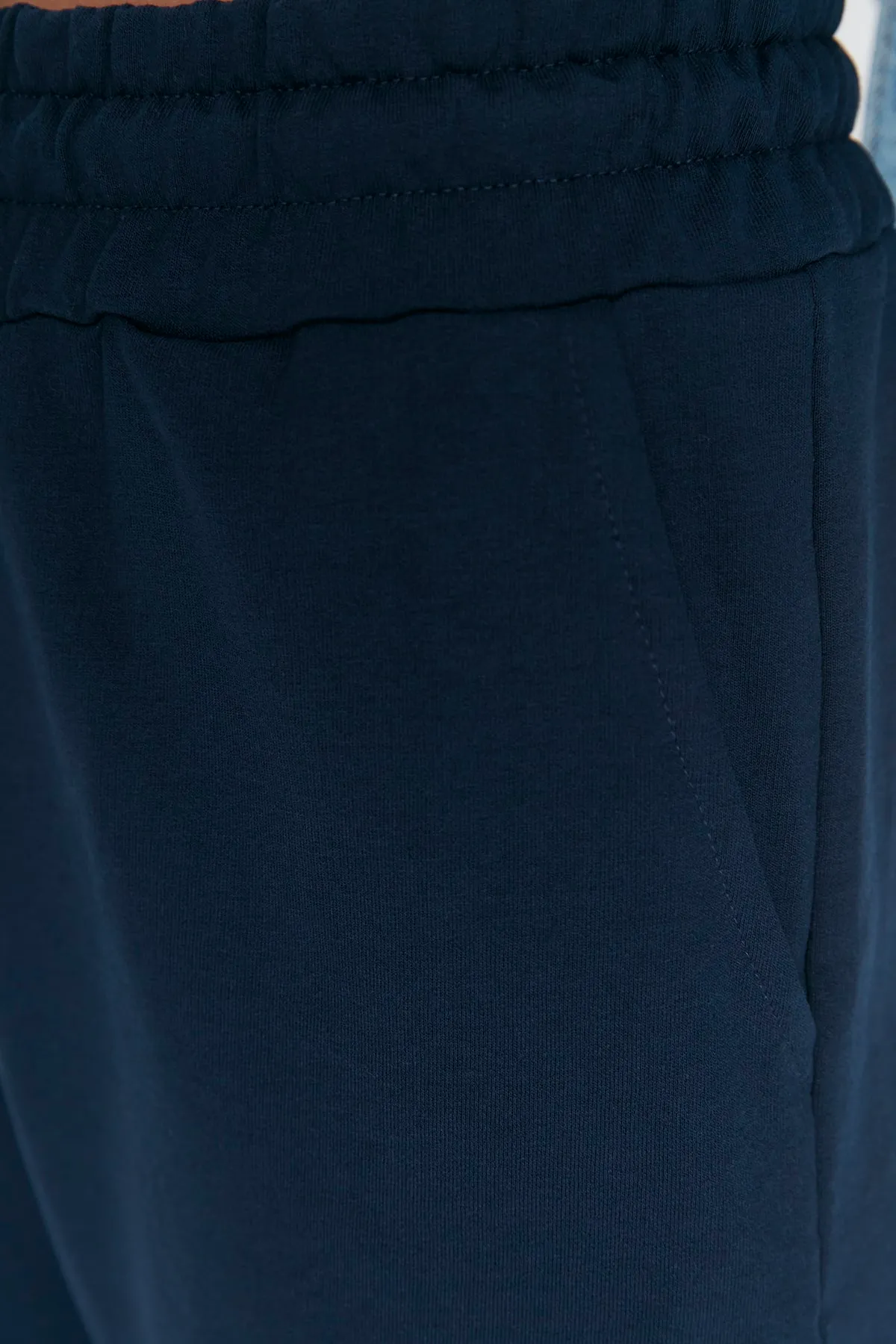 Trendyol Collection  Indigo Dünne Strick-Jogginghose mit Cargo-Taschen TWOAW23EA00119