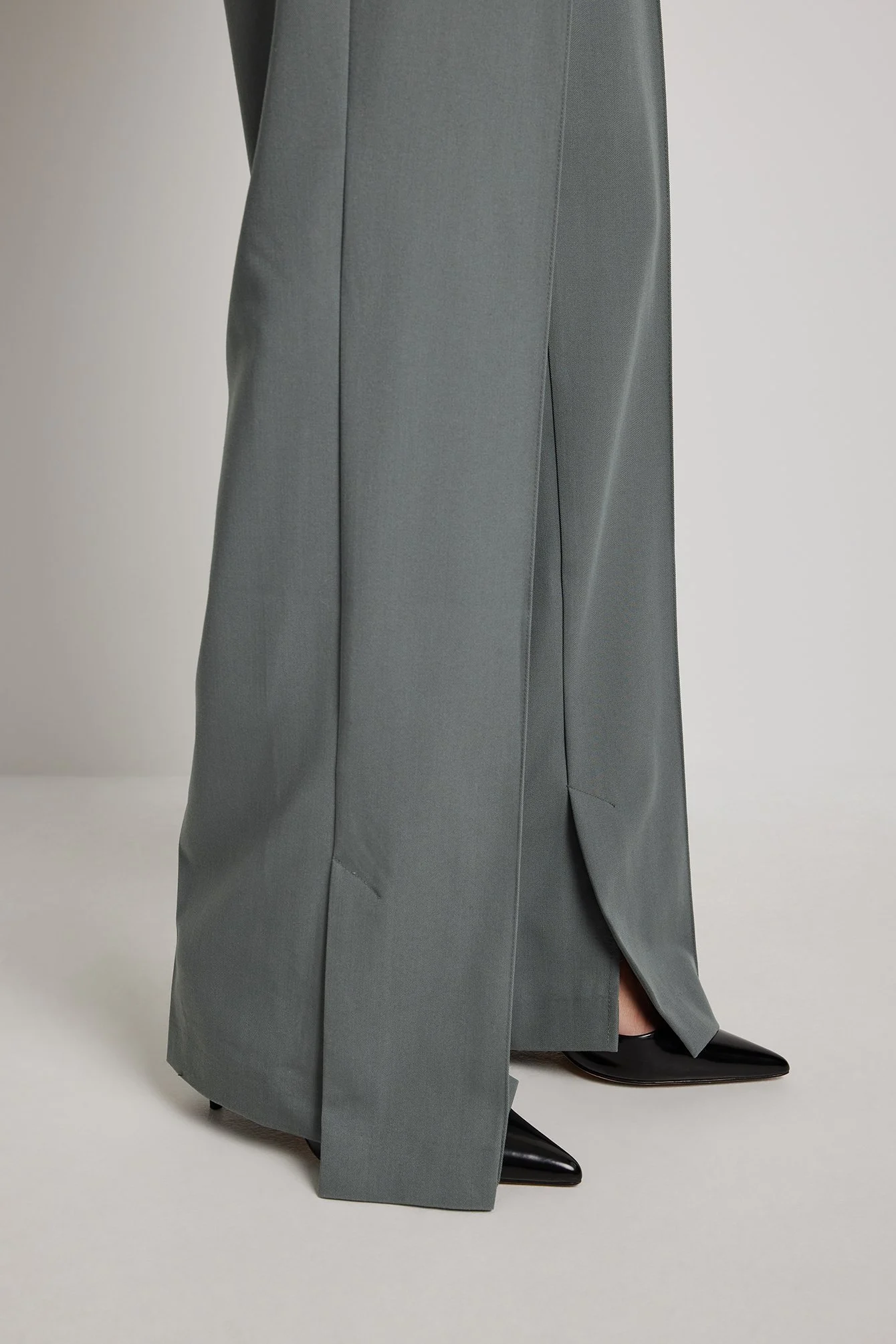 Angepasste Hose mit Seitenschlitz