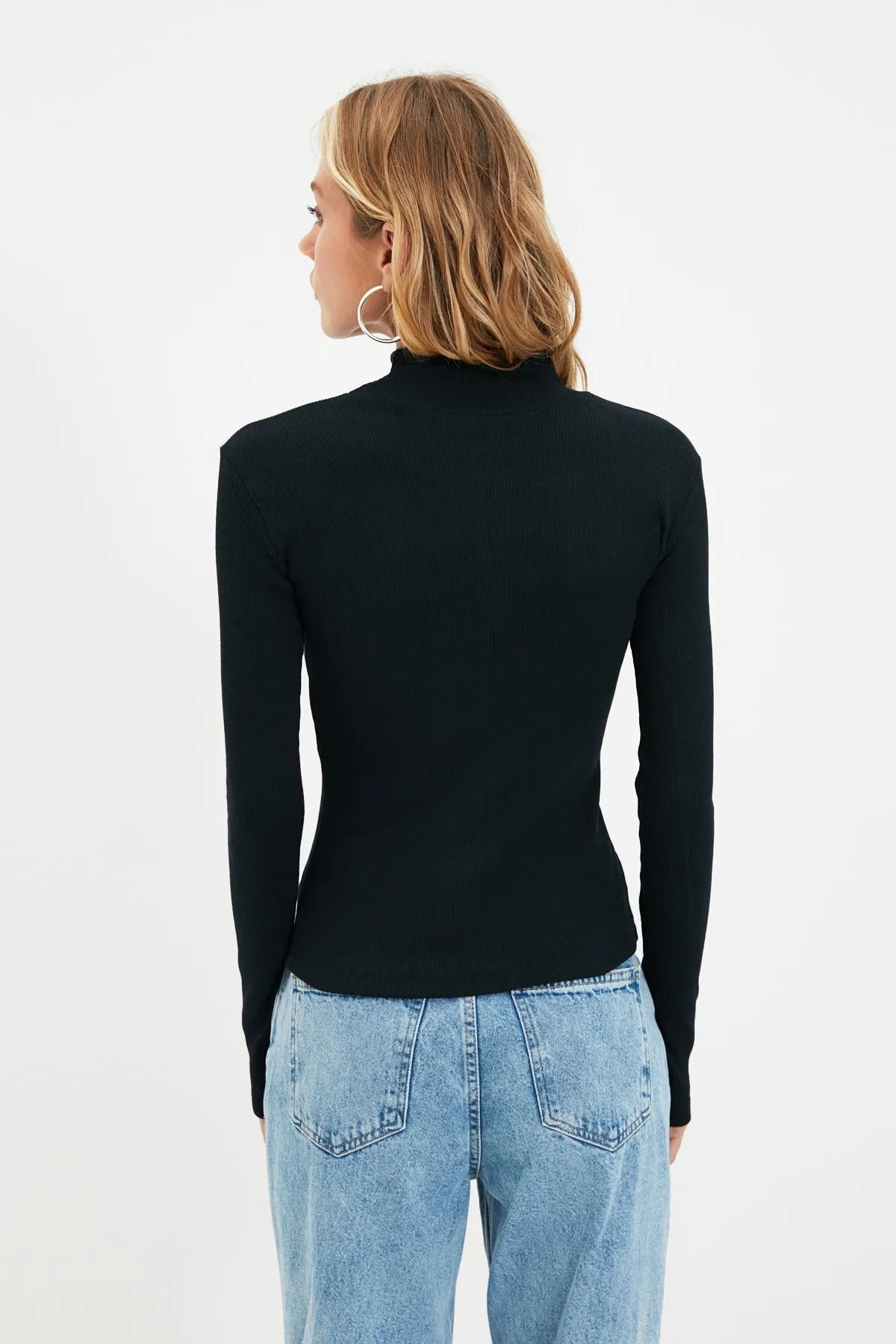 Trendyol Collection  Schwarze, taillierte, langärmlige, gerippte, dehnbare Strickbluse mit hohem Kragen TWOAW21BZ0423