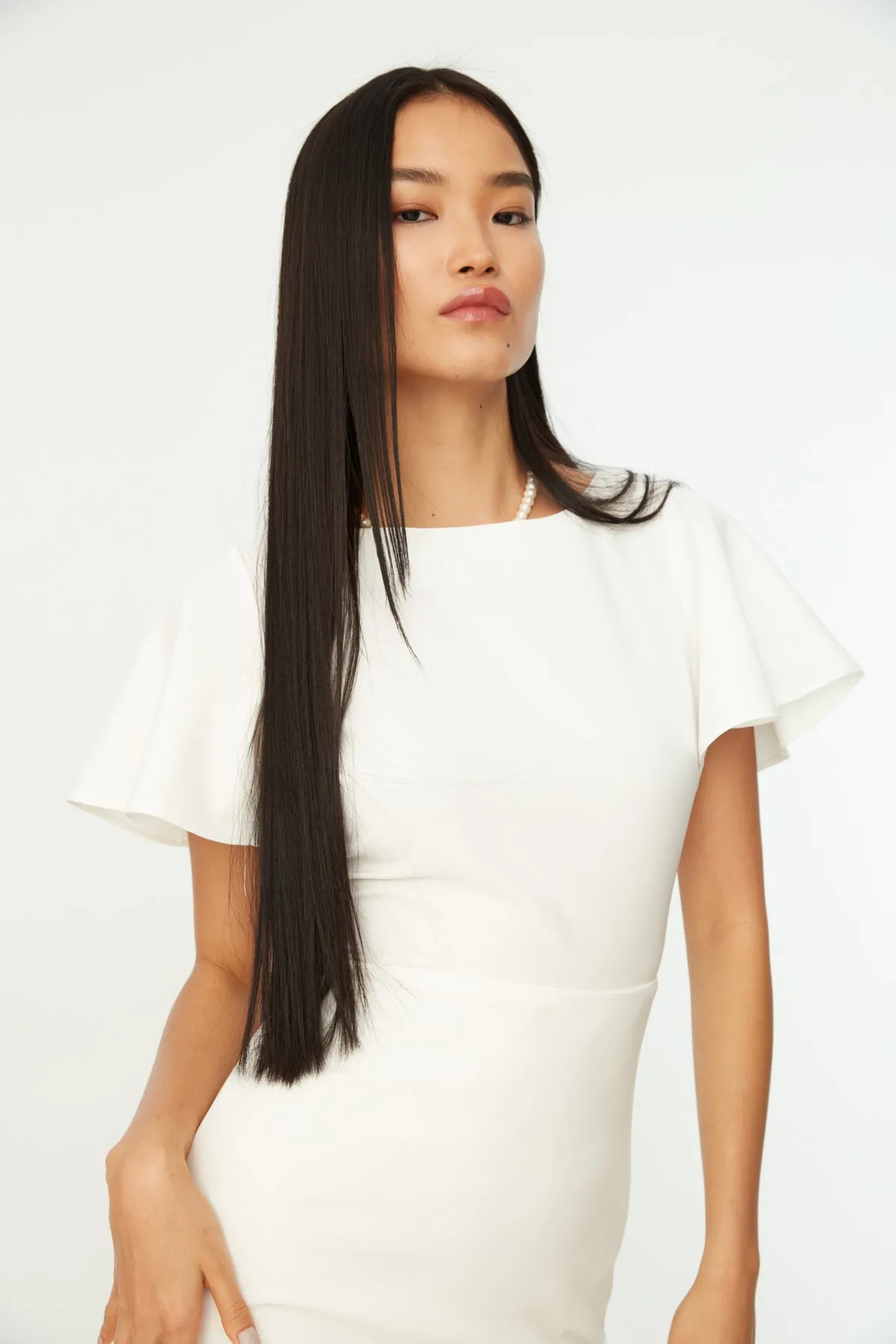 Trendyol Collection  Weißes, figurbetontes Midi-Webkleid mit Volantfutter TWOSS20EL1342