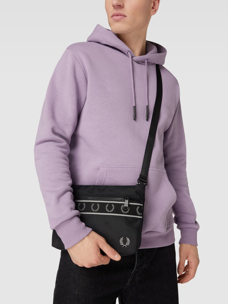 Kulturtasche mit Label-Details in schwarz