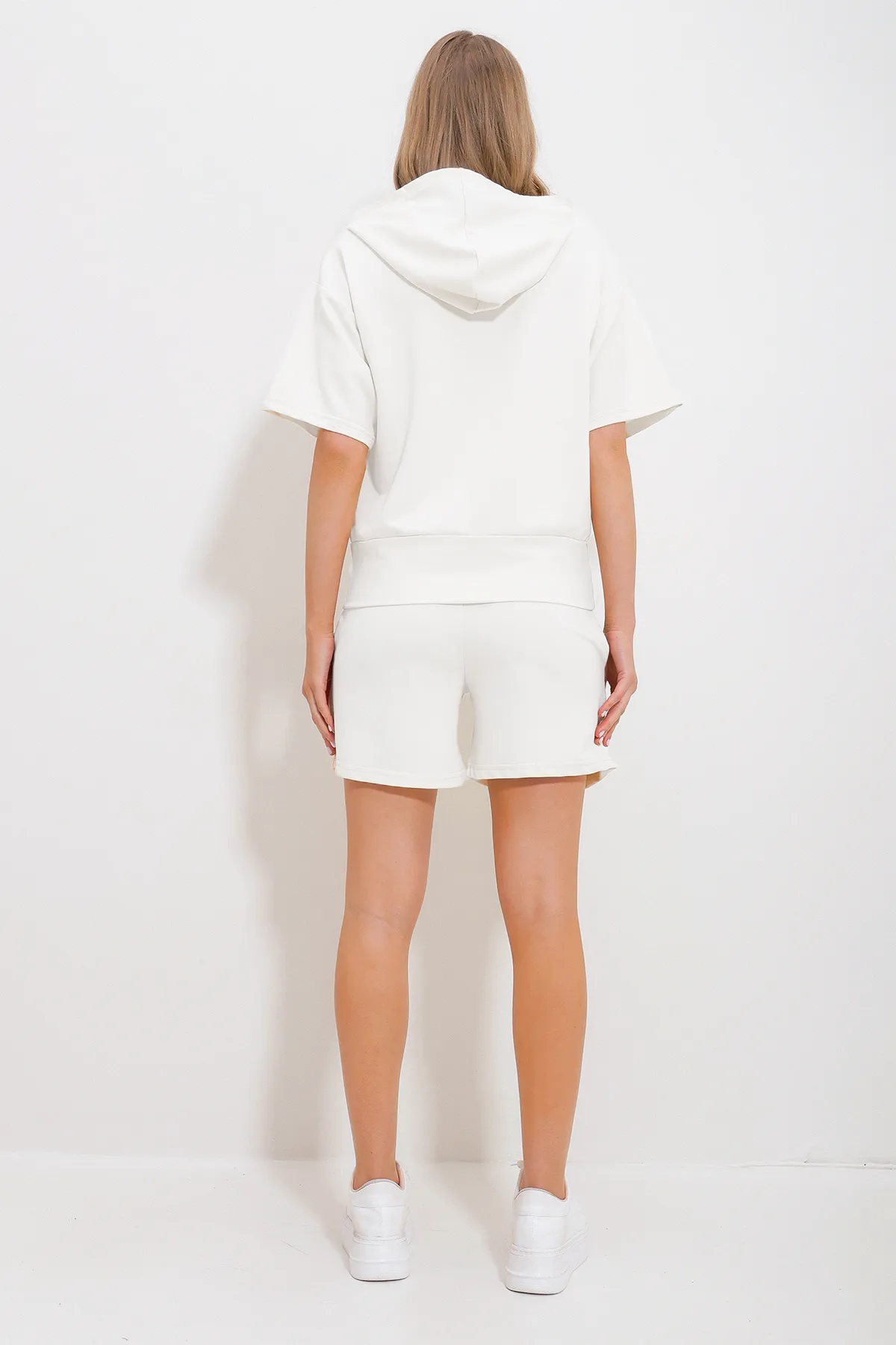 Trend Alaçatı Stili  Cremefarbenes Damen-Set aus Kapuzenoberteil und Shorts mit Unterteil ALC-X11857