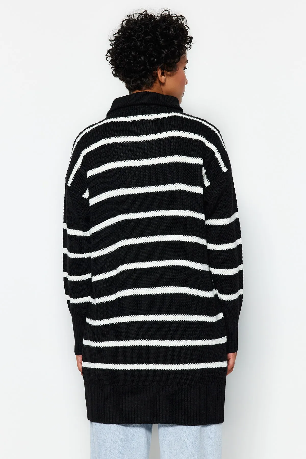 Trendyol Modest  Schwarzer Strickpullover mit gestreiftem Kragen und Reißverschluss TCTAW24AK00037