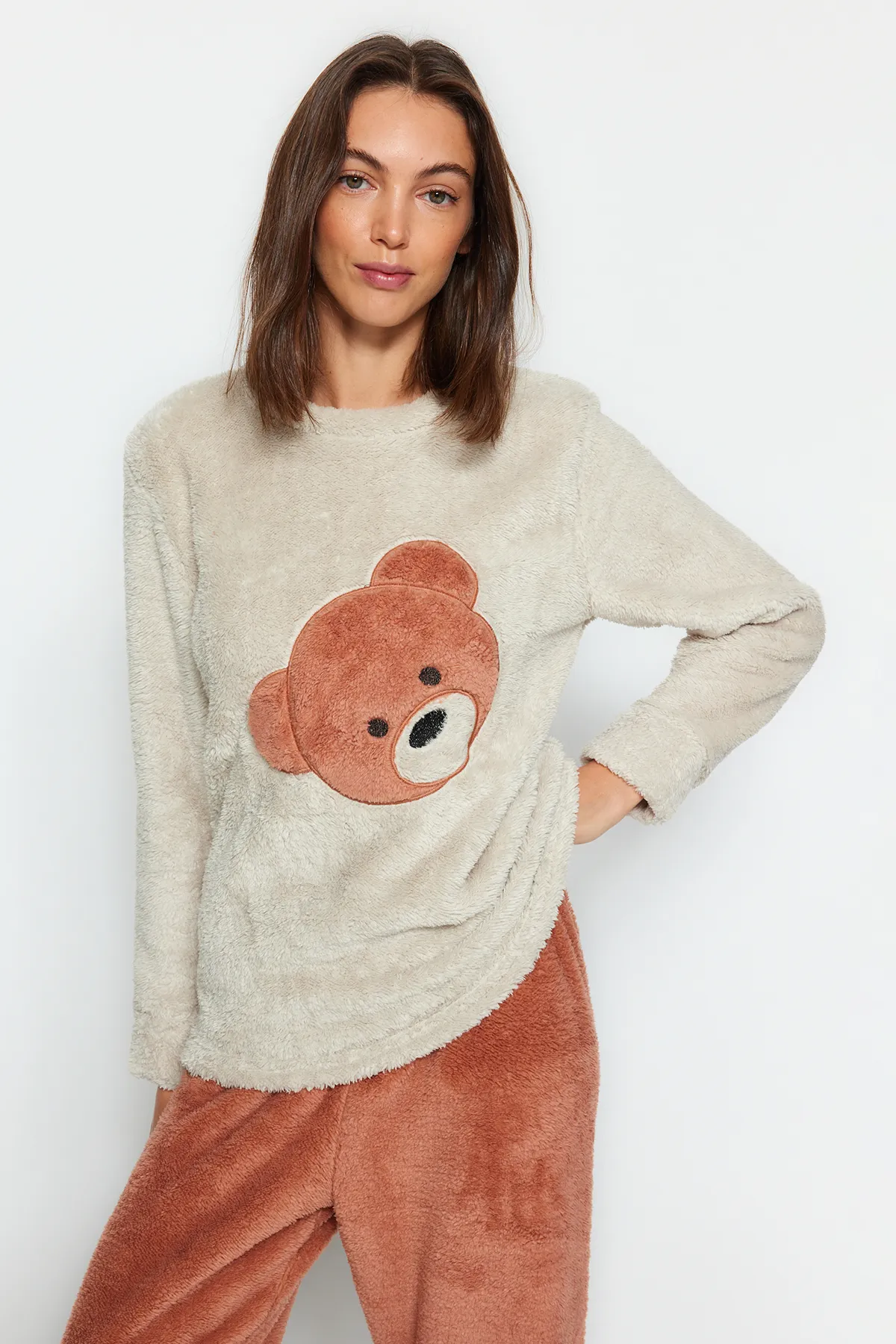Trendyol Collection  Ecrufarbenes Wellsoft-Pyjama-Set aus T-Shirt und Hose mit Teddybär-Motiv THMAW24PT00188