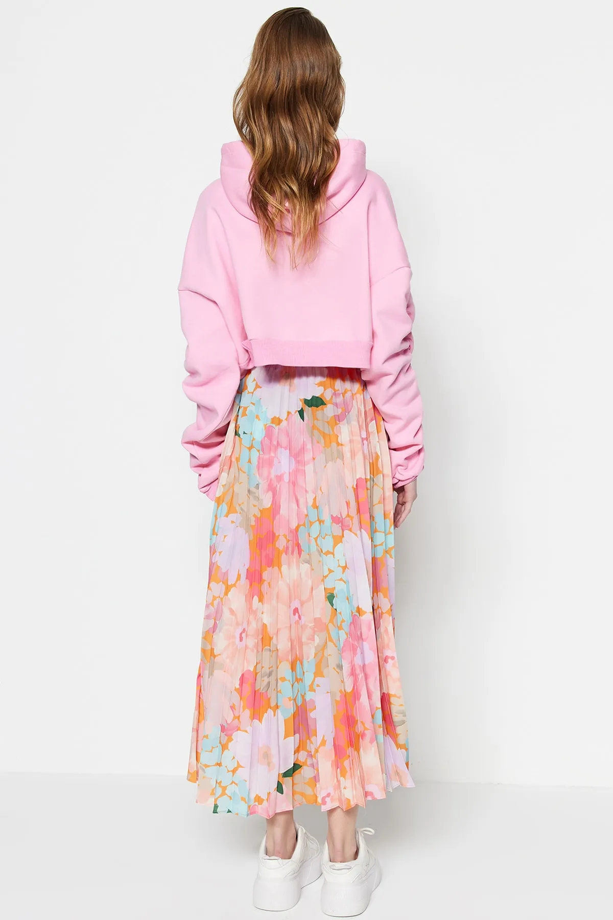 Trendyol Modest  Mehrfarbiger, plissierter Webrock mit Blumenmuster und elastischem Bund TCTSS23EE00018