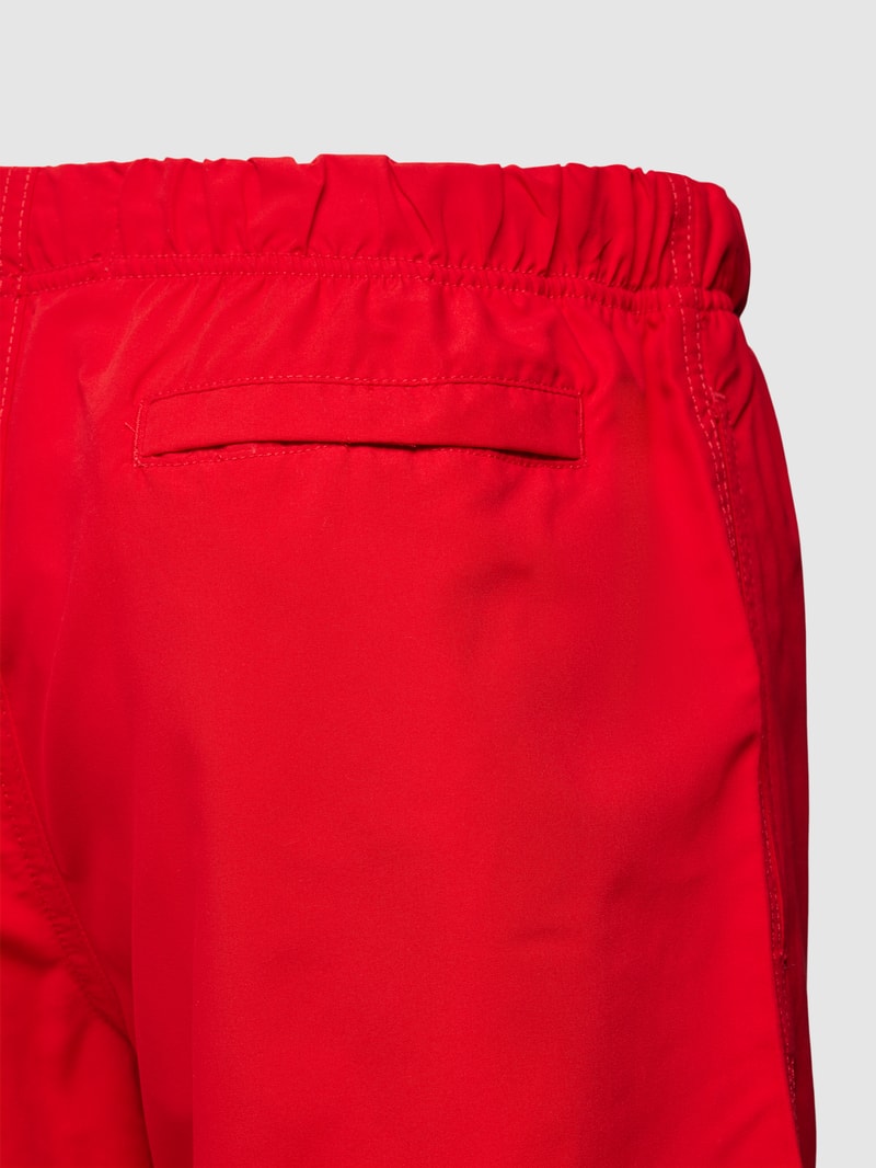 Badehose mit Label-Patch in rot