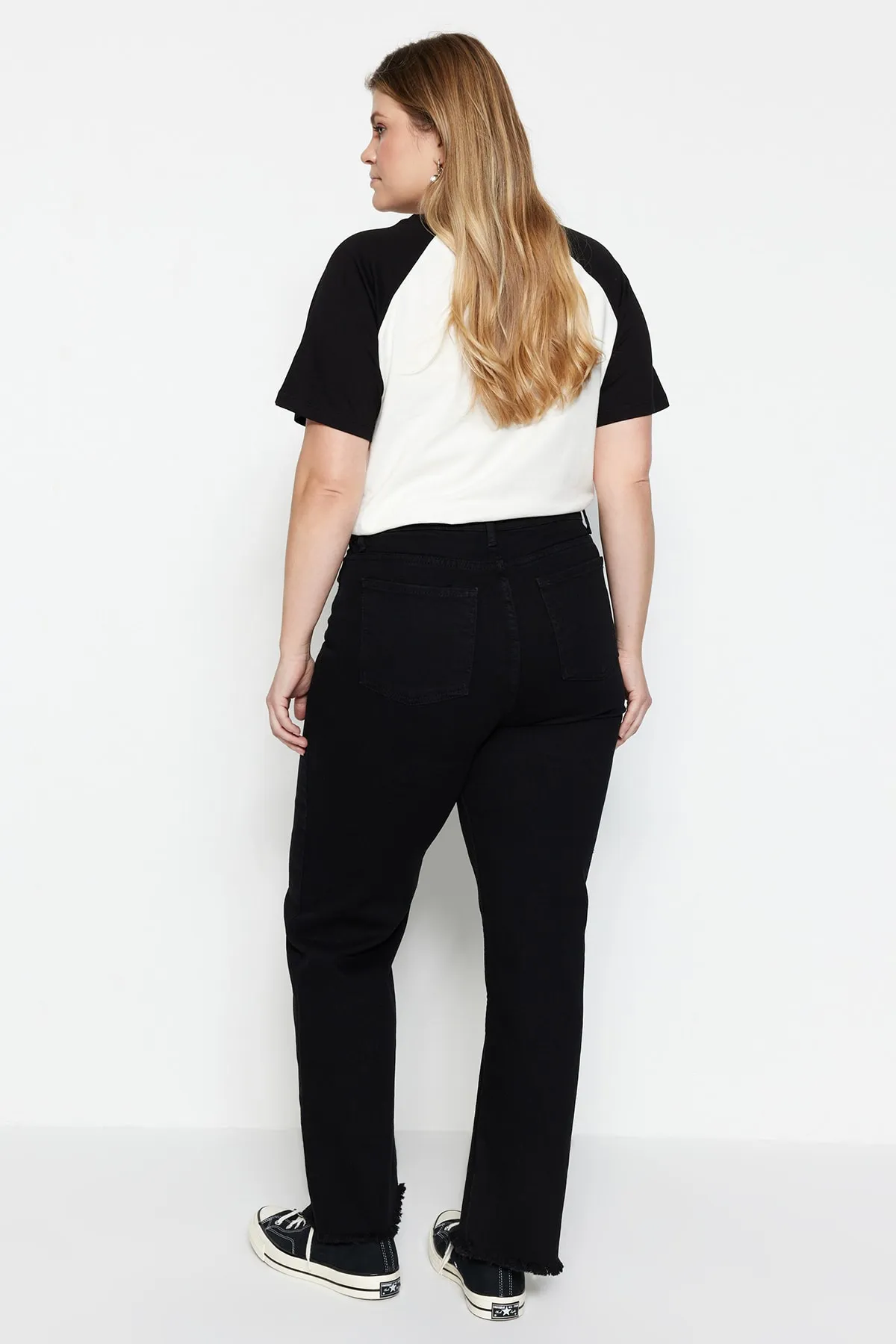 Trendyol Curve  Schwarze High-Waist-Jeans mit weitem Bein und schmutziger Spitze TBBSS23CJ00009