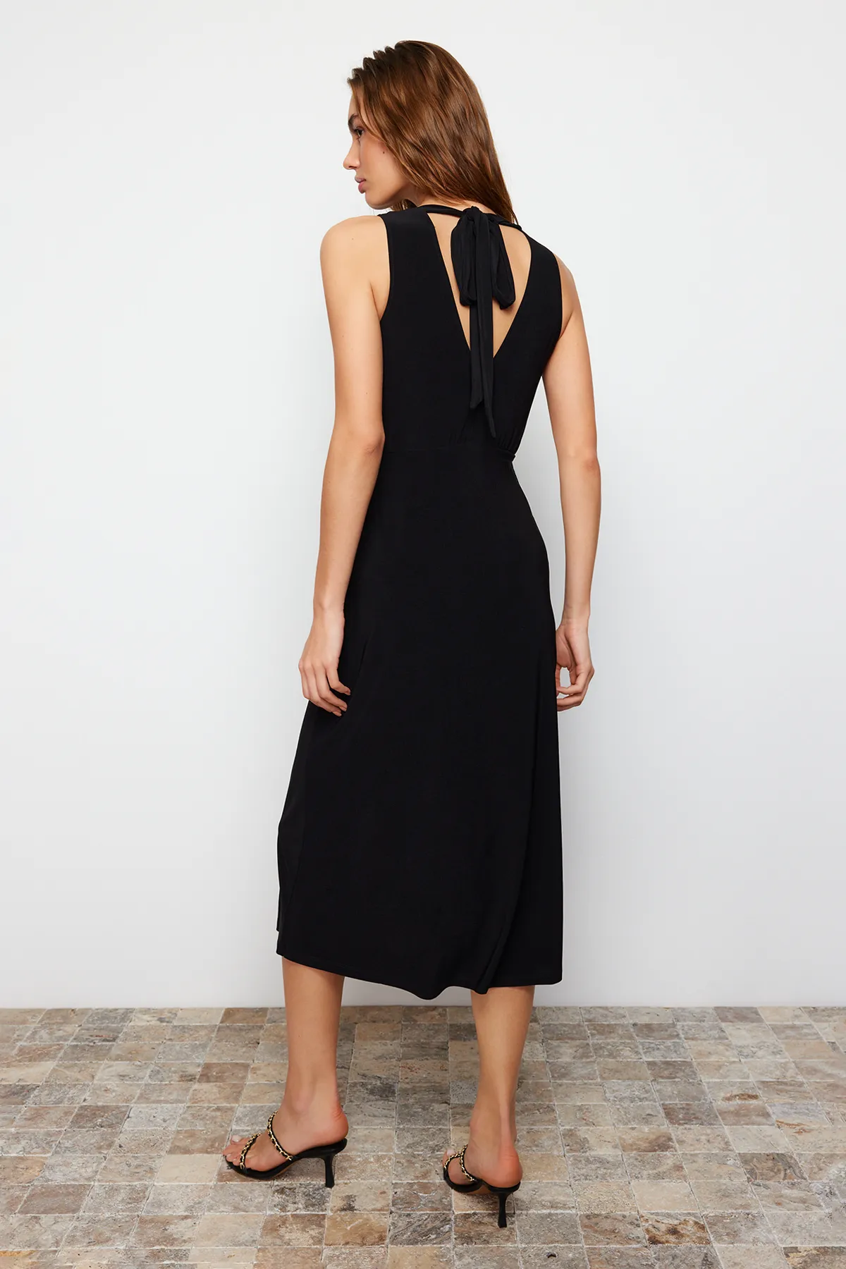 Trendyol Collection  Schwarzes gemustertes, gerafftes, zweireihiges, dehnbares Strick-Midikleid mit V-Ausschnitt TWOSS24EL00675