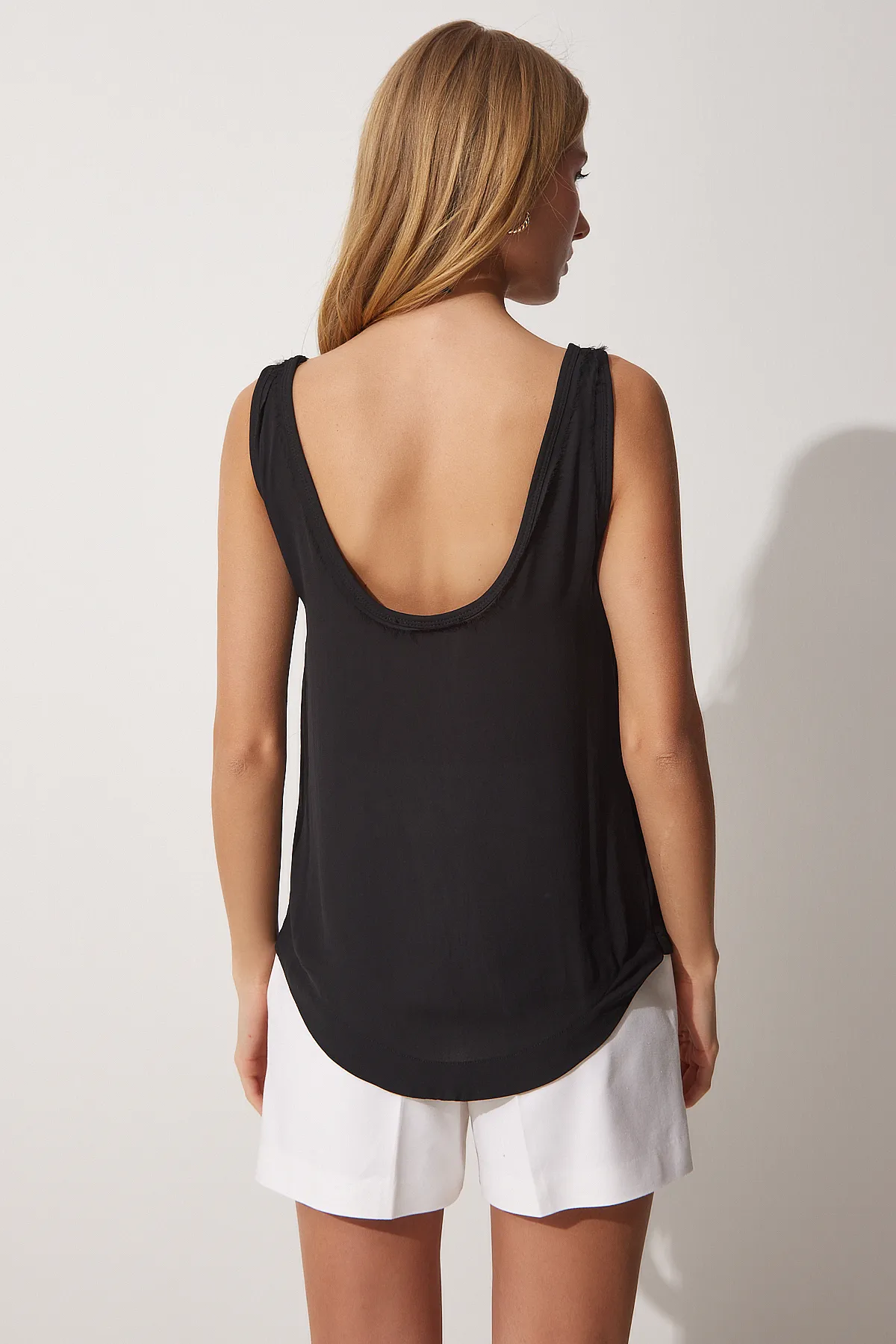 Happiness İstanbul  Schwarze lockere Kreppbluse mit U-Ausschnitt für Damen RC00148