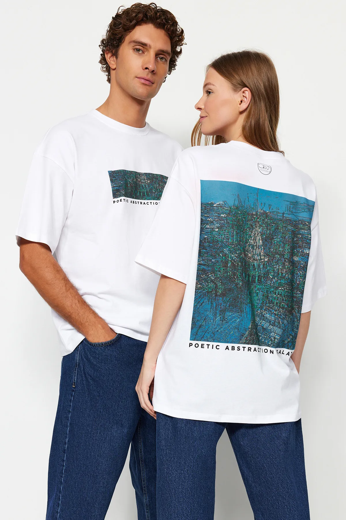 Trendyol Collection  Weißes Unisex-Strick-T-Shirt mit Devrim-Erbil-Aufdruck in Übergröße TWOSS24TS00017
