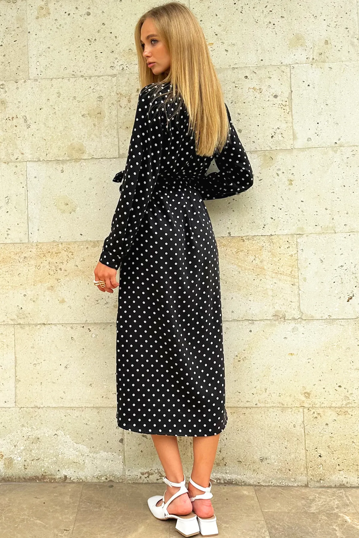 Trend Alaçatı Stili  Schwarzes, gepunktetes, gewebtes Viscon-Hemdkleid für Damen ALC-X6247