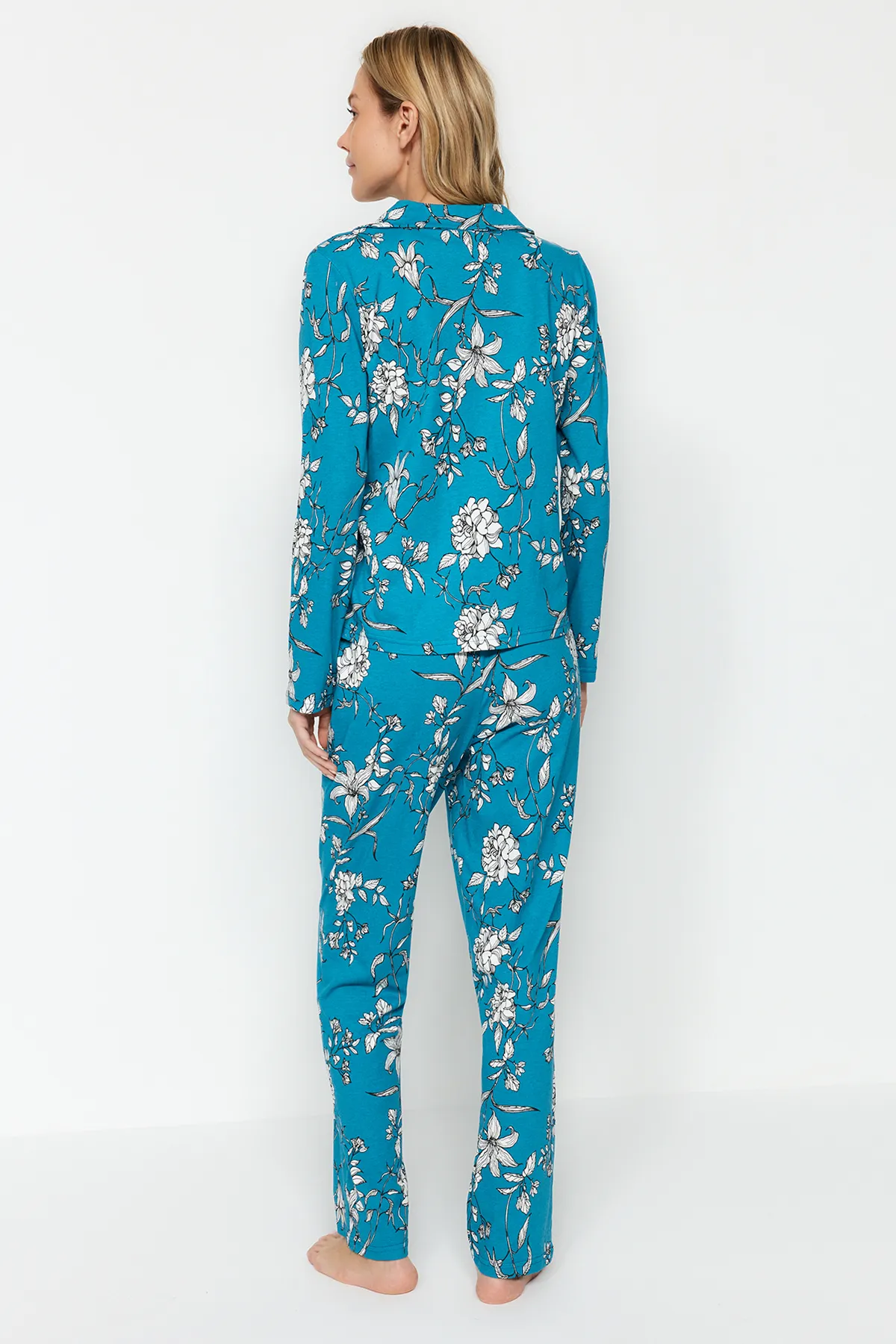Trendyol Collection  Petrolfarbenes Pyjama-Set aus Hemd und Hose aus 100 % Baumwolle mit Blumenmuster THMAW24PT00133
