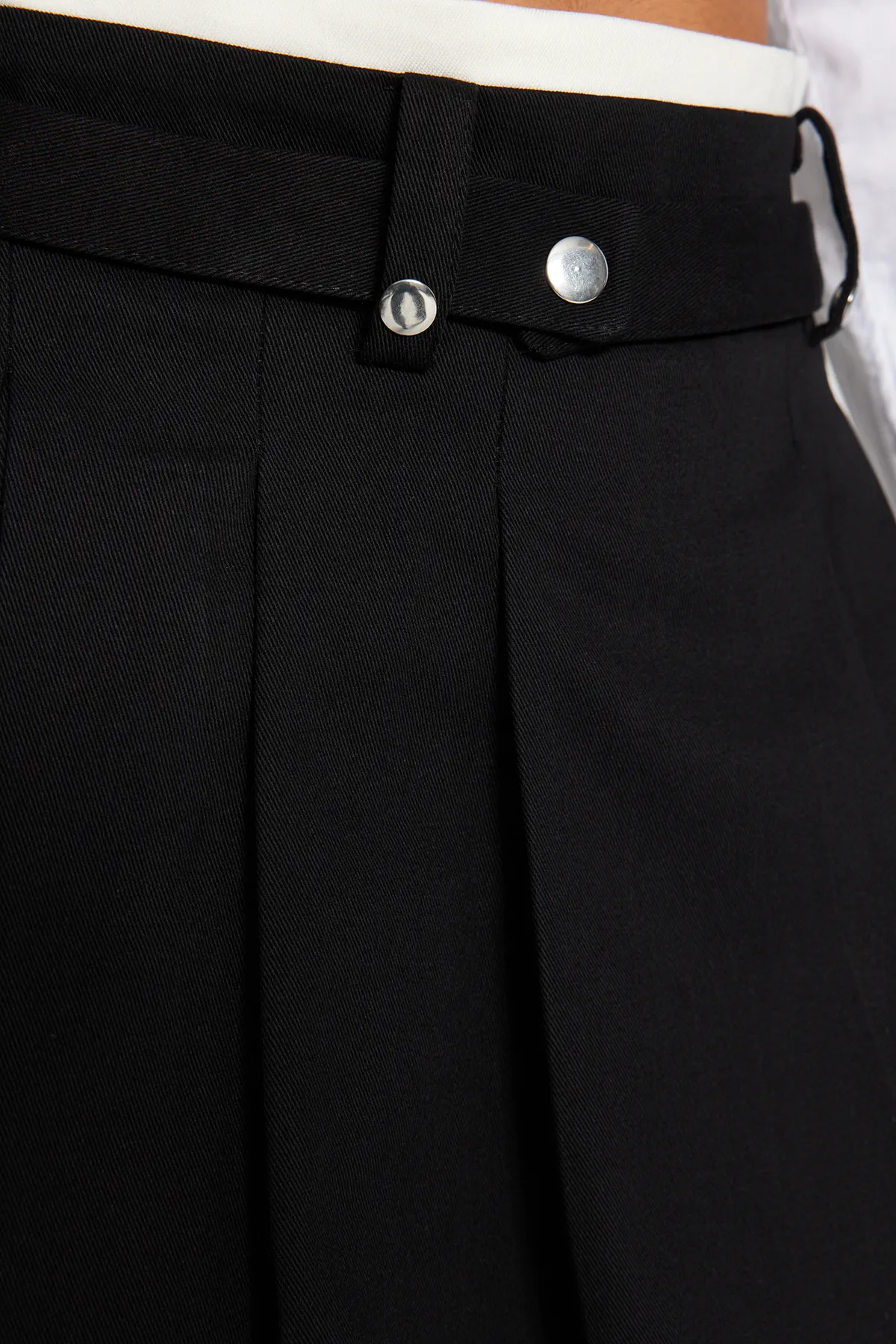 Trendyol Collection  Schwarzer plissierter Mini-Webrock mit Doppelgürteldetail TWOAW24ET00079