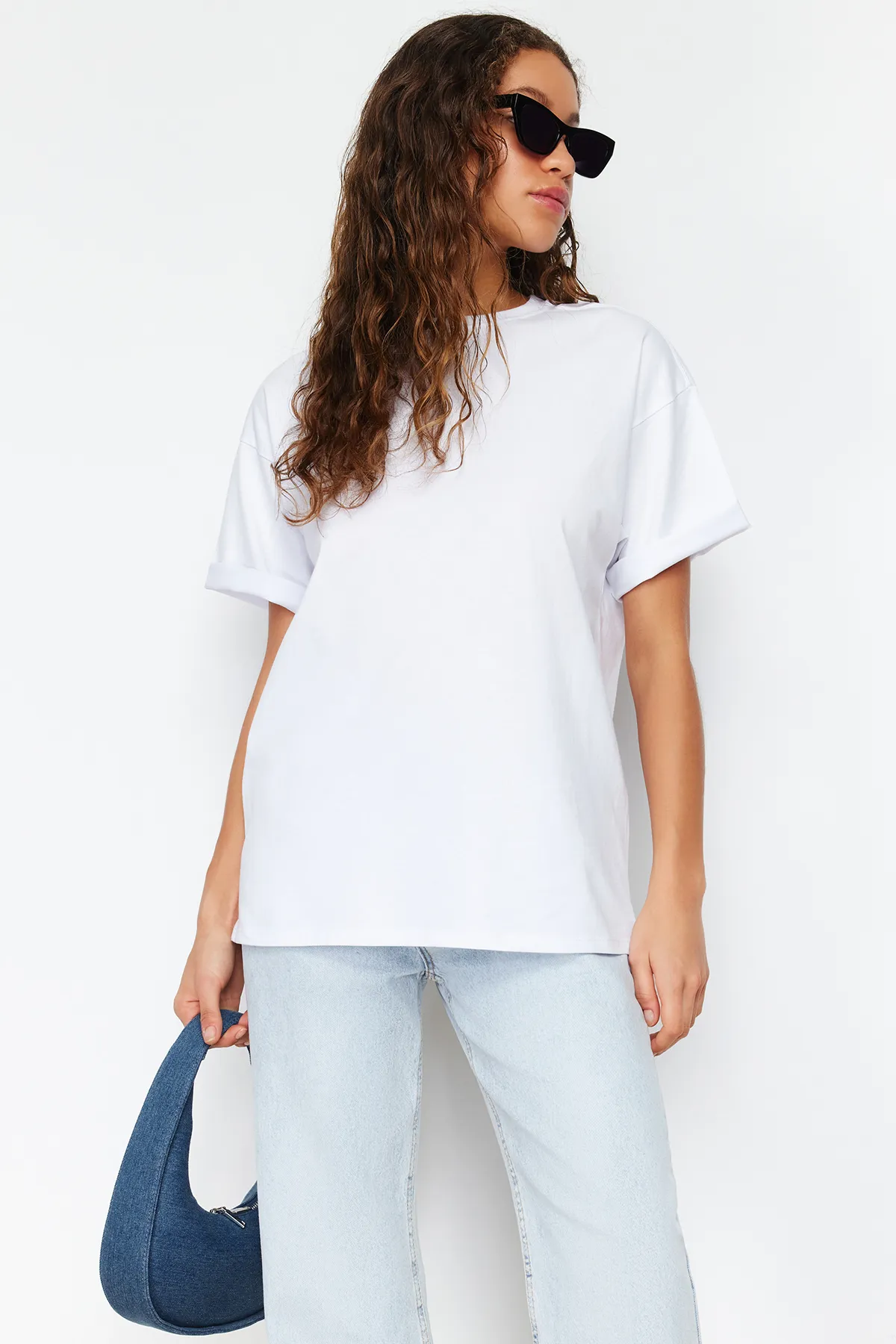 Trendyol Collection  Weißes Premium-Strick-T-Shirt mit Rundhalsausschnitt in Übergröße/weiter Passform aus 100 % Baumwolle TWOSS23TS00040