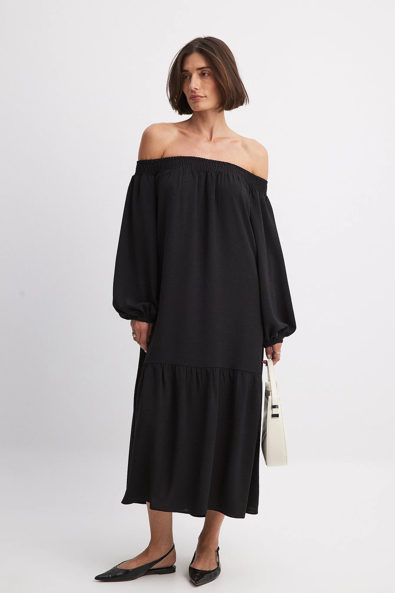 Schulterfreies Midikleid mit langen Ärmeln