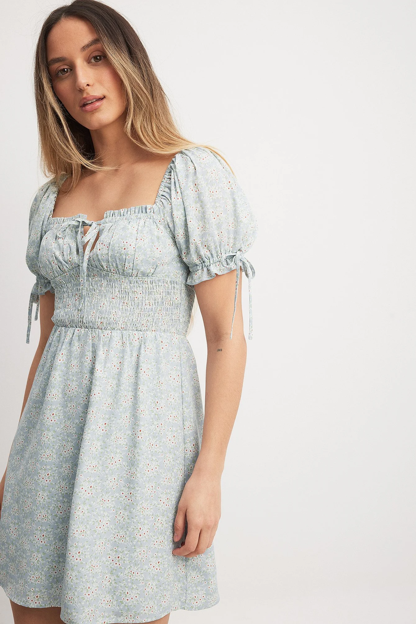 Minikleid mit Puffärmeln