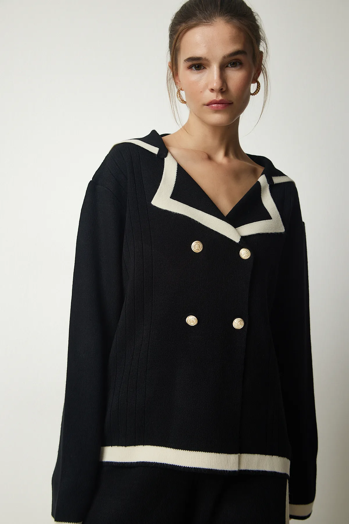 Happiness İstanbul  Schwarzes Strickwaren-Set mit gestreifter Strickjacke und Hose für Damen PF00028