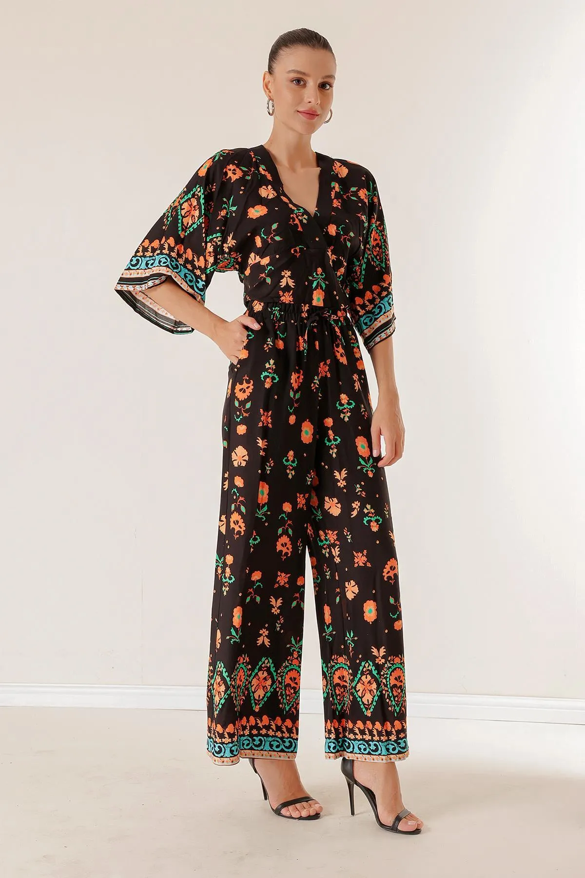 By Saygı  2-teiliges Set mit Palazzo-Hose mit elastischer Taille und Taschen vorne und hinten, bauchfreiem Nelkenmuster und V-Ausschnitt