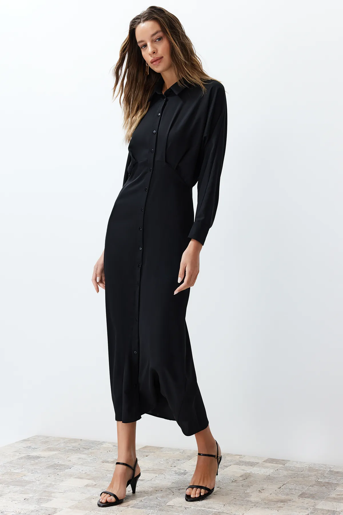 Trendyol Modest  Schwarzes, gewebtes Hemdkleid mit Taillendetails TCTSS24EB00011