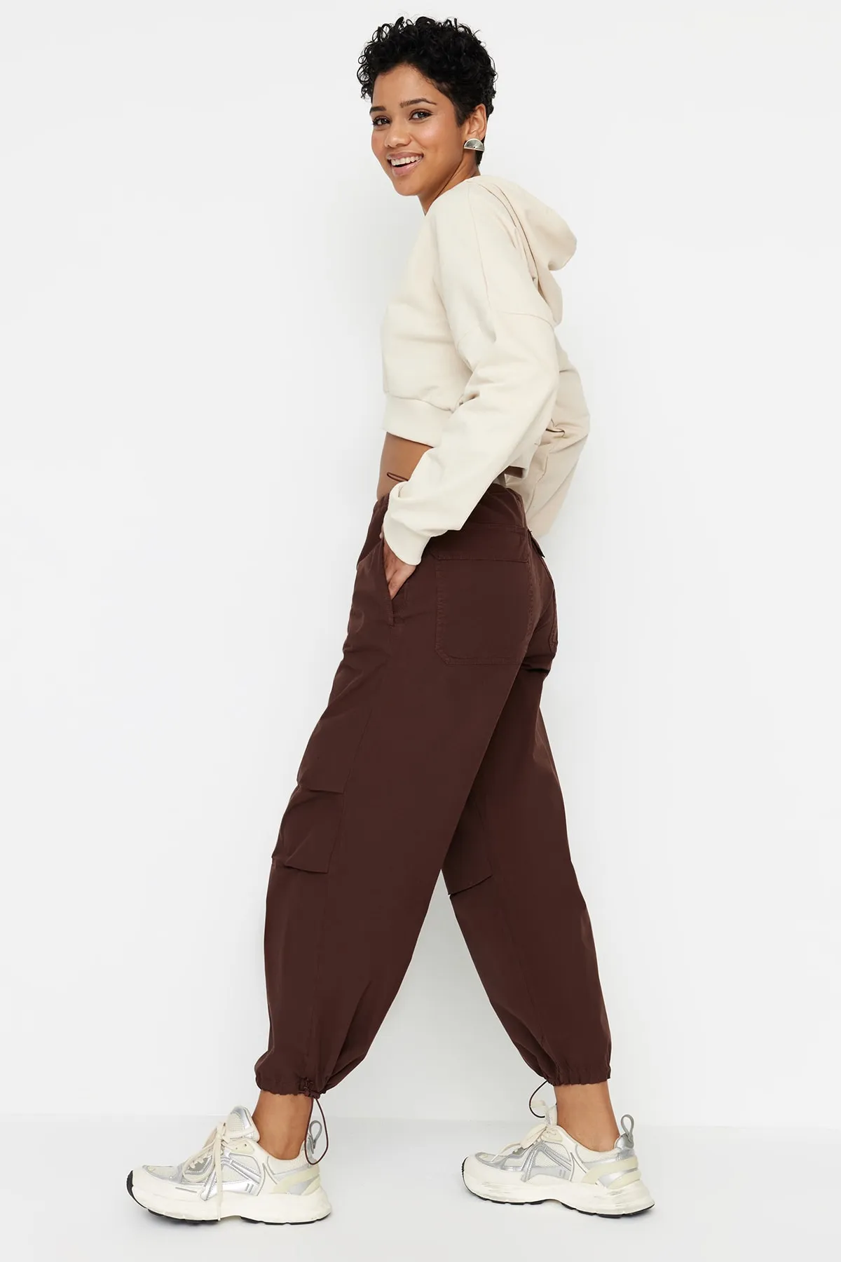 Trendyol Collection  Braune Stopper-Fallschirmhose mit normaler Taille TWOAW23JE00738