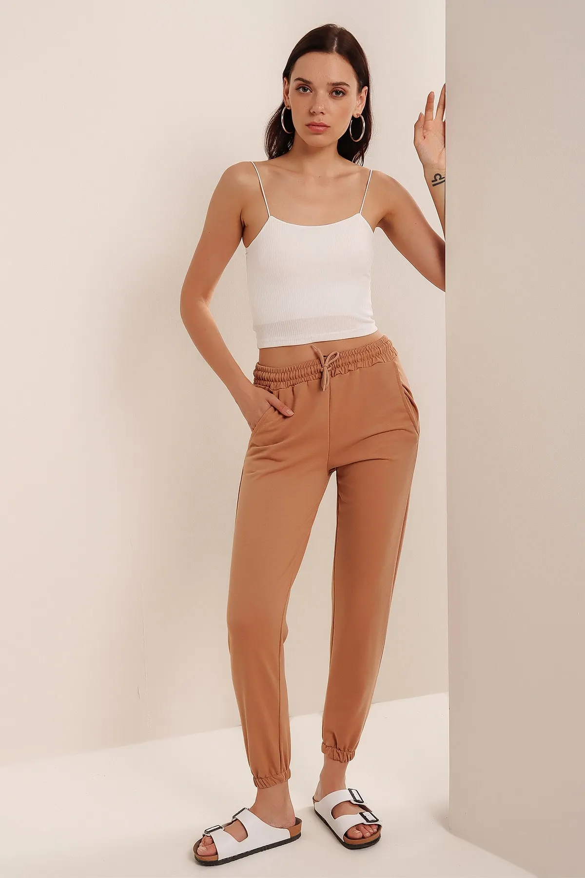 HAKKE  Hellbraune Jogginghose für Damen mit Taschen